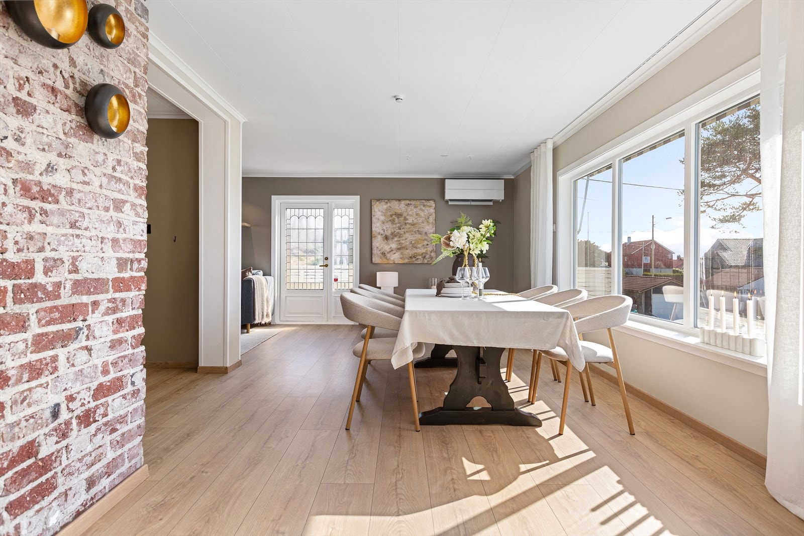 Store vindusflater med masse lysinnslipp og nydelig utsikt er med på å underbygge den gode atmosfæren i rommet. Galleribilde