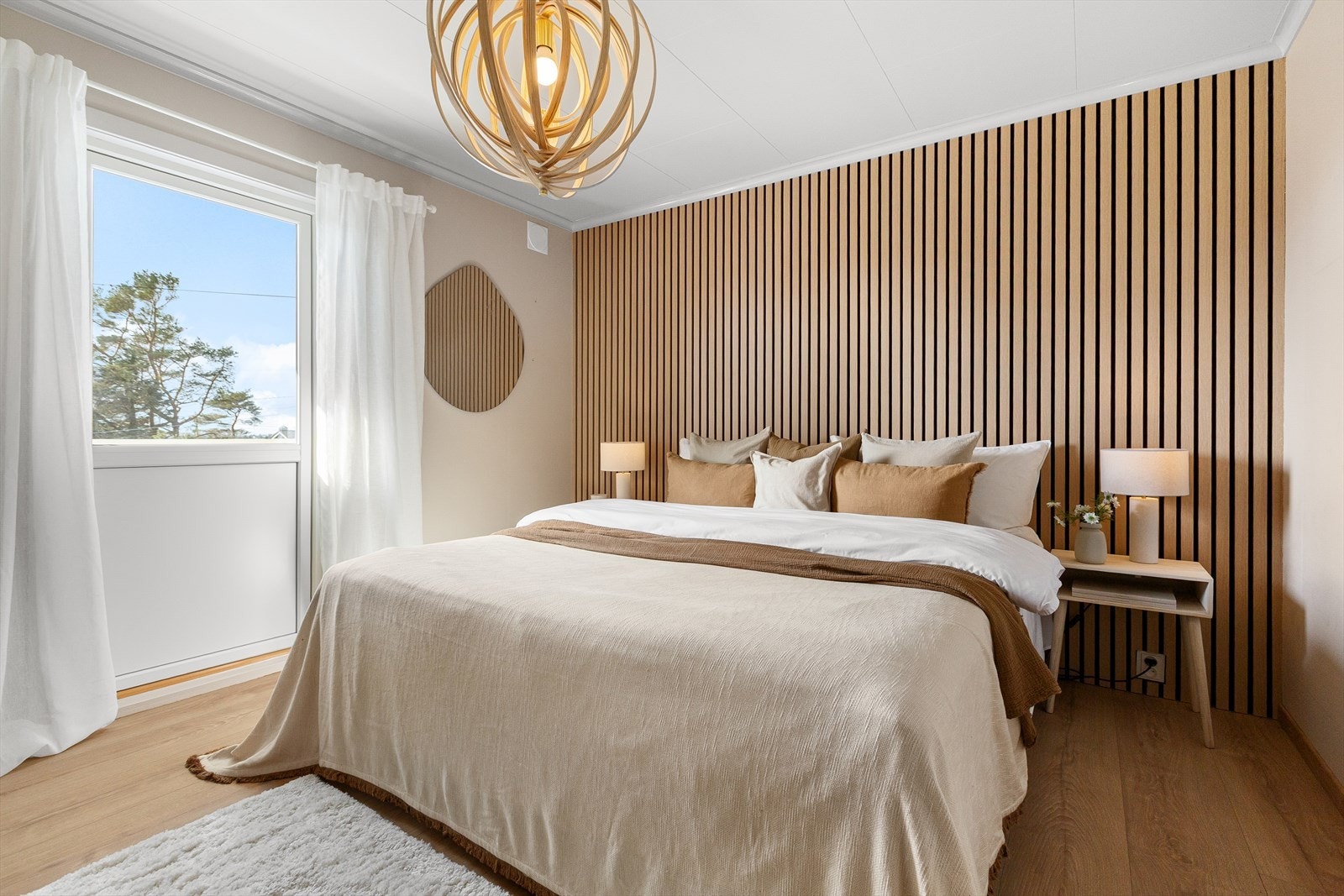 Hovedsoverommet er lyst og luftig med plass til dobbeltseng, nattbord og garderobeskap. Galleribilde