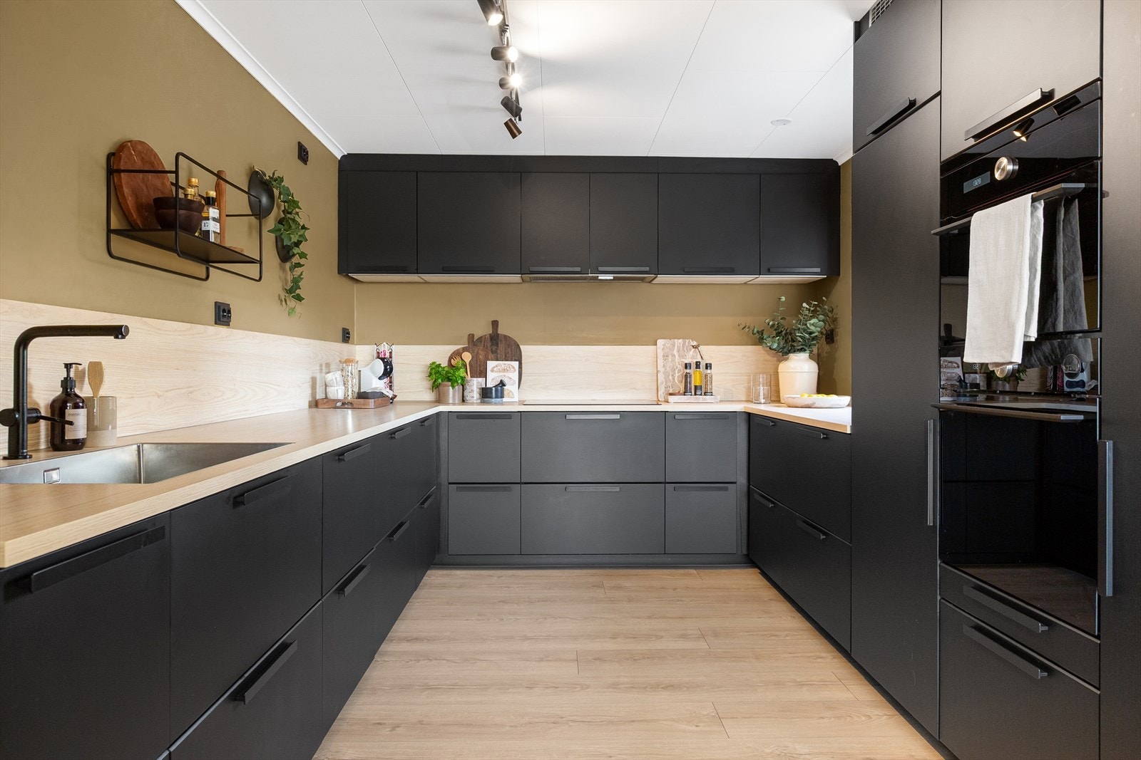 Kjøkkenet er velutstyrt med integrerte hvitevarer som oppvaskmaskin, kjøleskap, fryseskap, induksjonstopp, mikro/kombiovn og stekeovn. Galleribilde