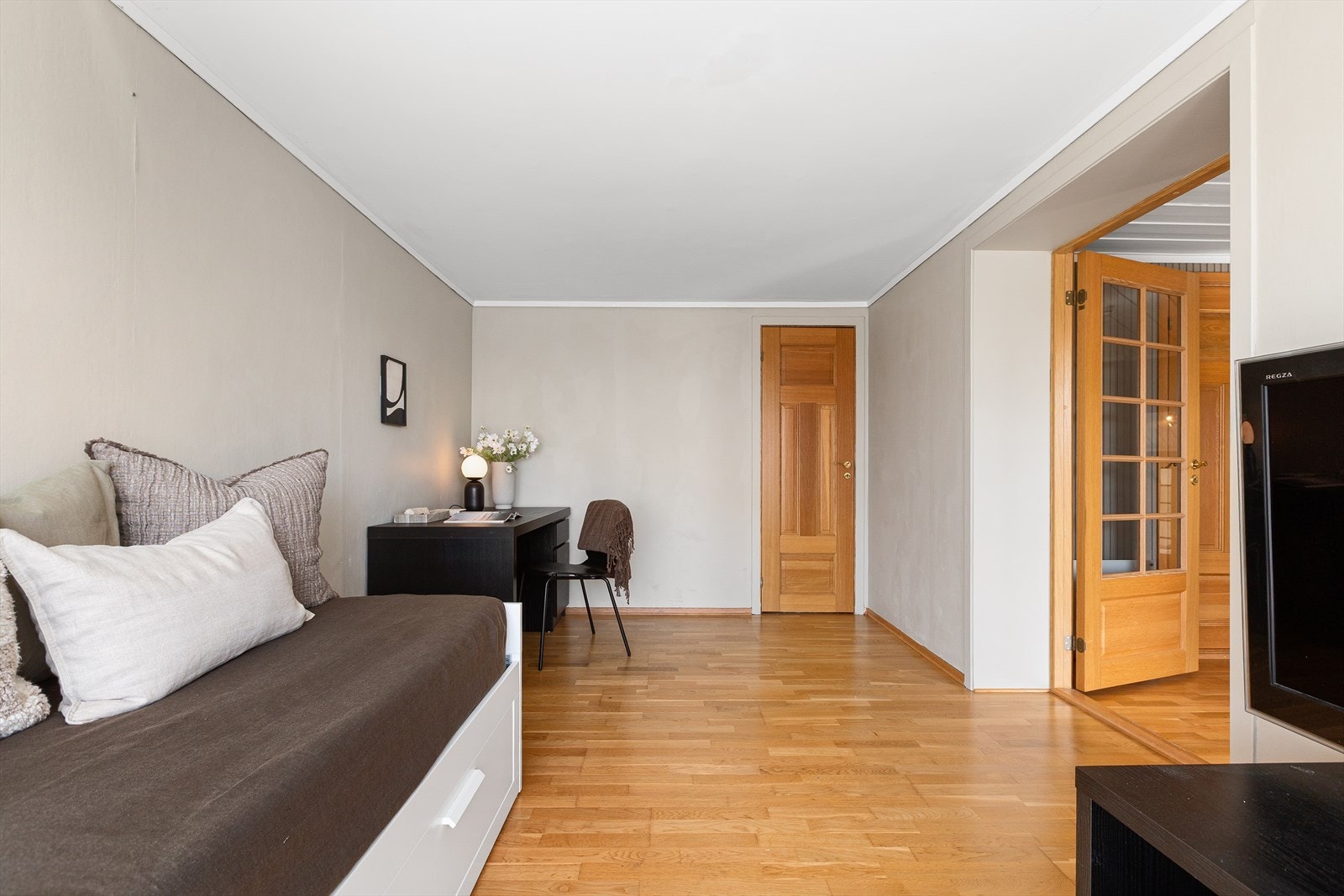 Soverommet er romslig og har god plass til møblering av ønsket innredning. Galleribilde