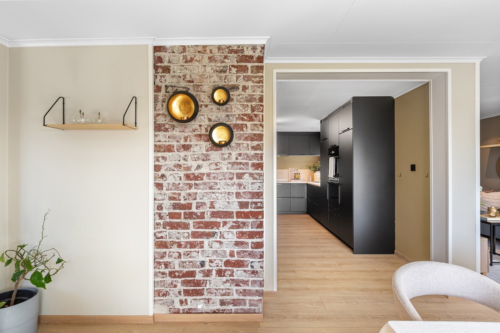 I stuen er det montert varmepumpe på den ene veggen. Galleribilde