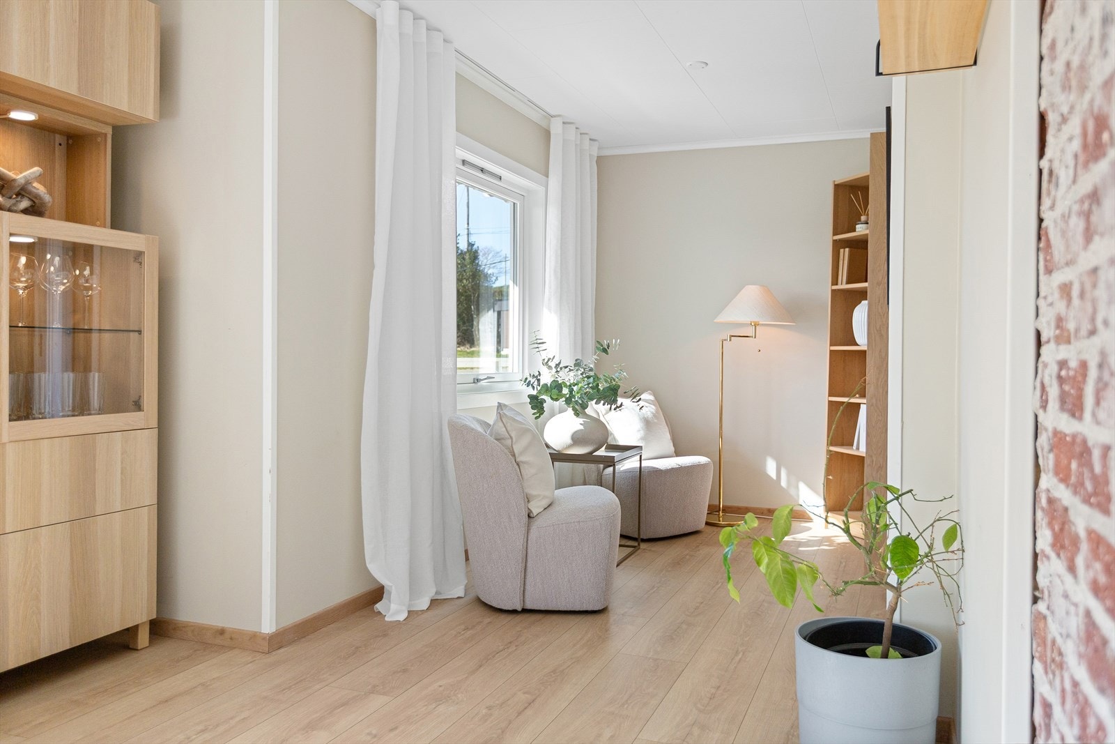 Flott enstavs laminat på gulv, og veggflater malt i delikate farger. Galleribilde