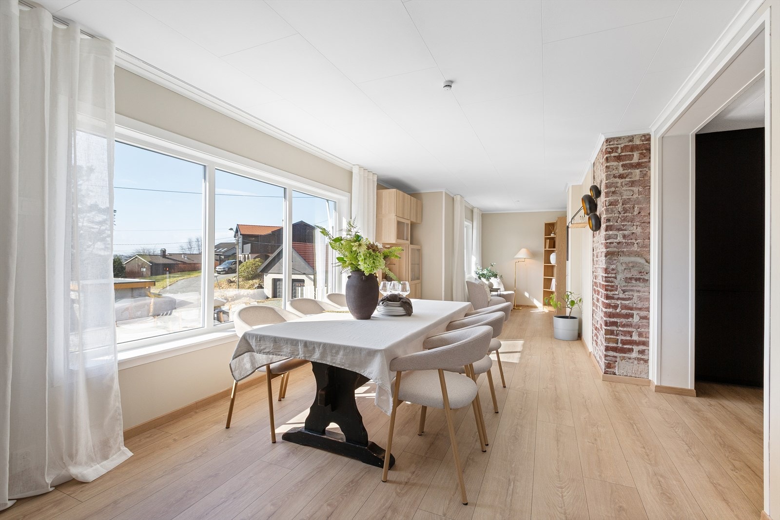 Opp i 2. etasje finner du de viktigste oppholdsrommene hvor familien kan samles - kjøkken, spisestue og stue. Galleribilde