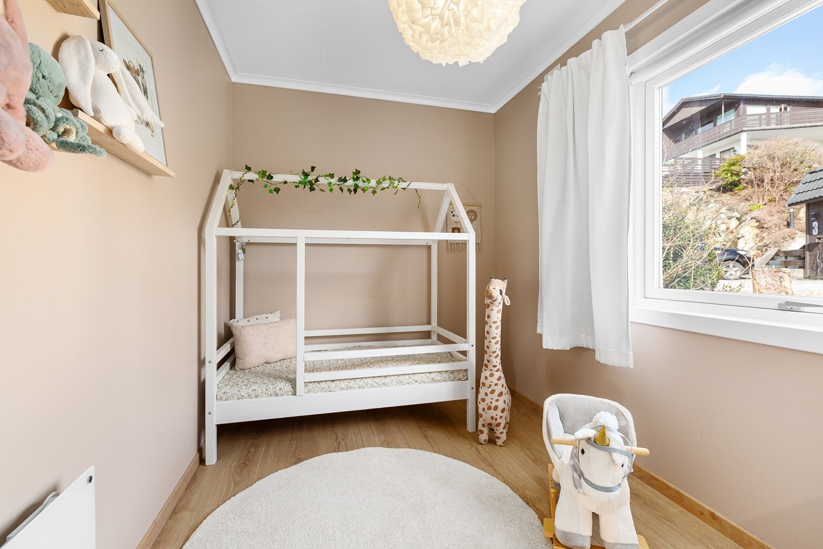 Soverom 2 har god plass til soveromsmøblement, og passer fint som barnerom/gjesterom. Galleribilde