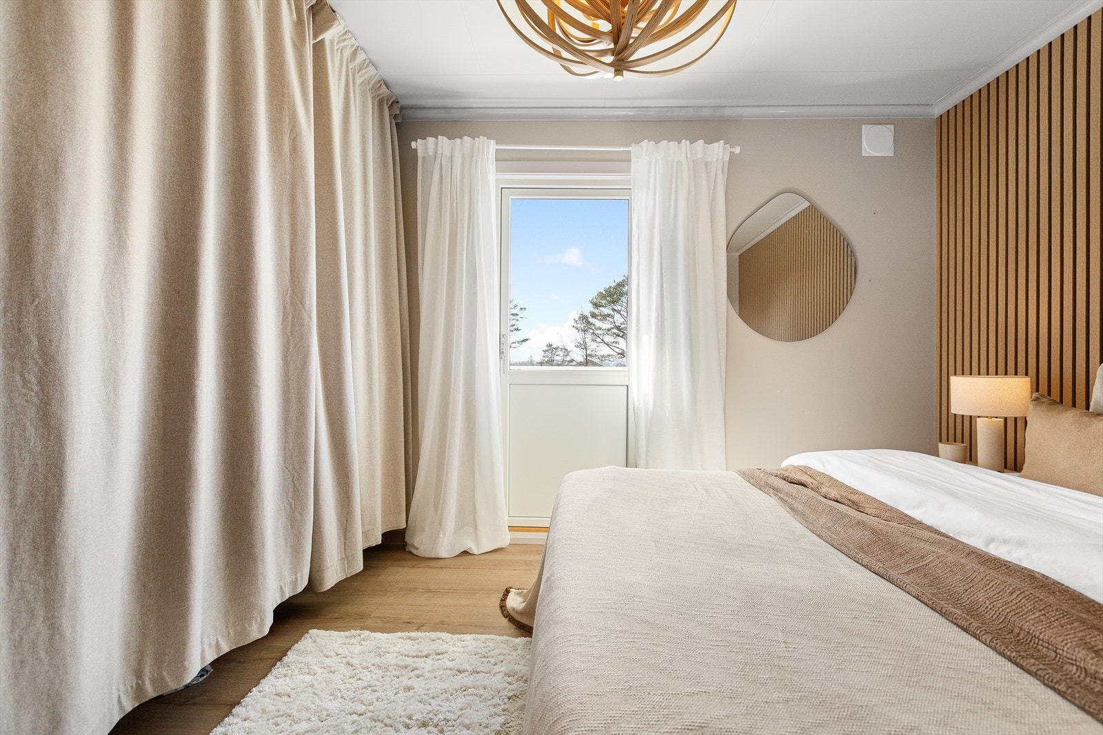 Fra hovedsoverommet er det utgang til en herlig balkong. Galleribilde