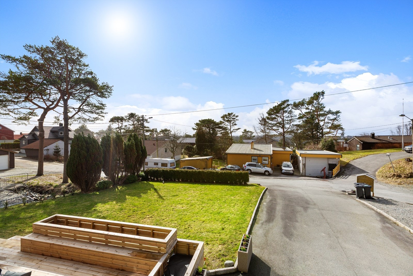 Rause og solrike utearealer med flott plen - perfekt for lek og ballspill! Galleribilde