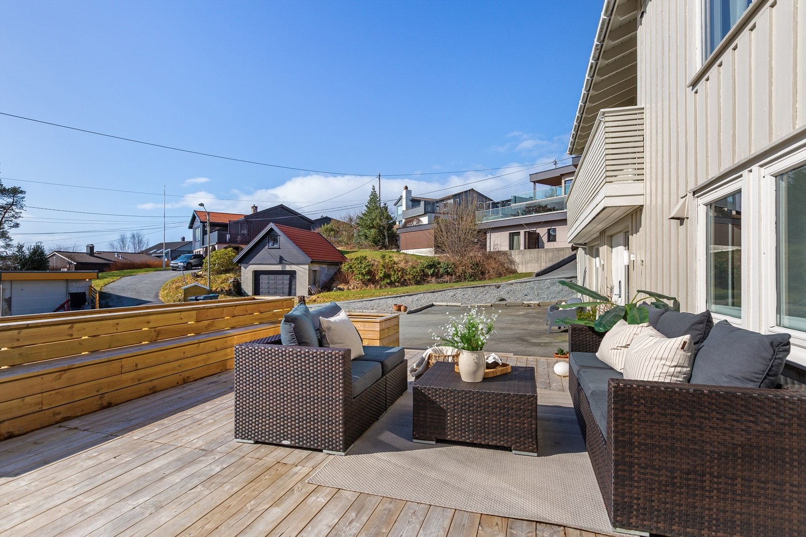 Stor og flott terrasse med plantekasser ved inngangspartiet. Det gjøres oppmerksom på at oppføring av terrasse ikke er godkjent - se punkt om ferdigattest for mer informasjon. Galleribilde