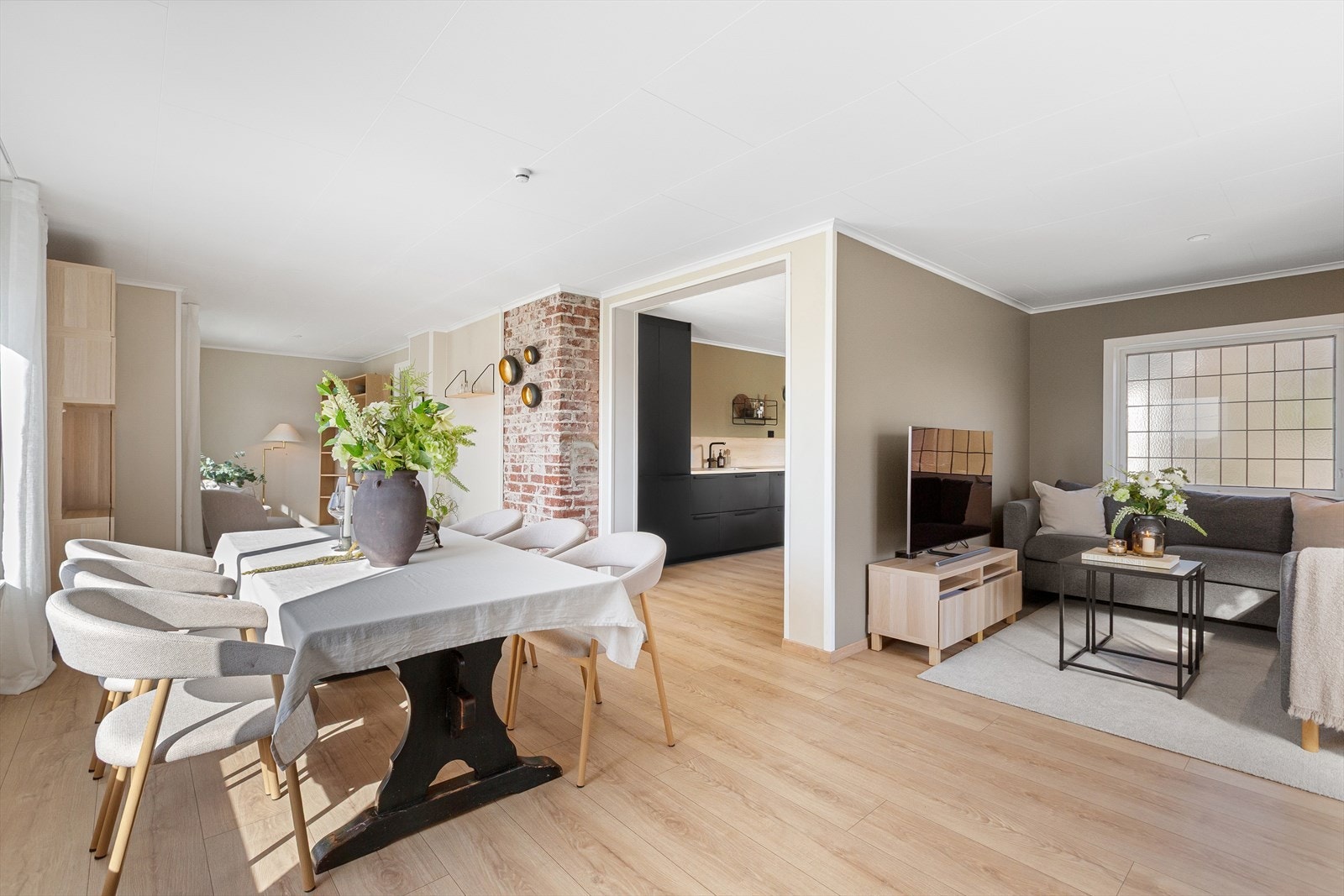 Stuen lar seg enkelt møblere med stor spisebordsgruppe, sofa - og tvmøbler. Galleribilde