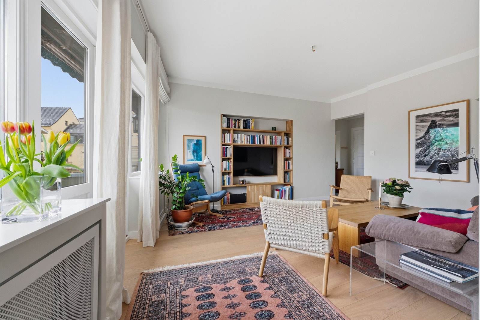 Det er gode møbleringsmuligheter i stuen, med plass til sofamøbler med tilhørende stuebord, TV-løsning, eller annet ønskelig møblement. Galleribilde