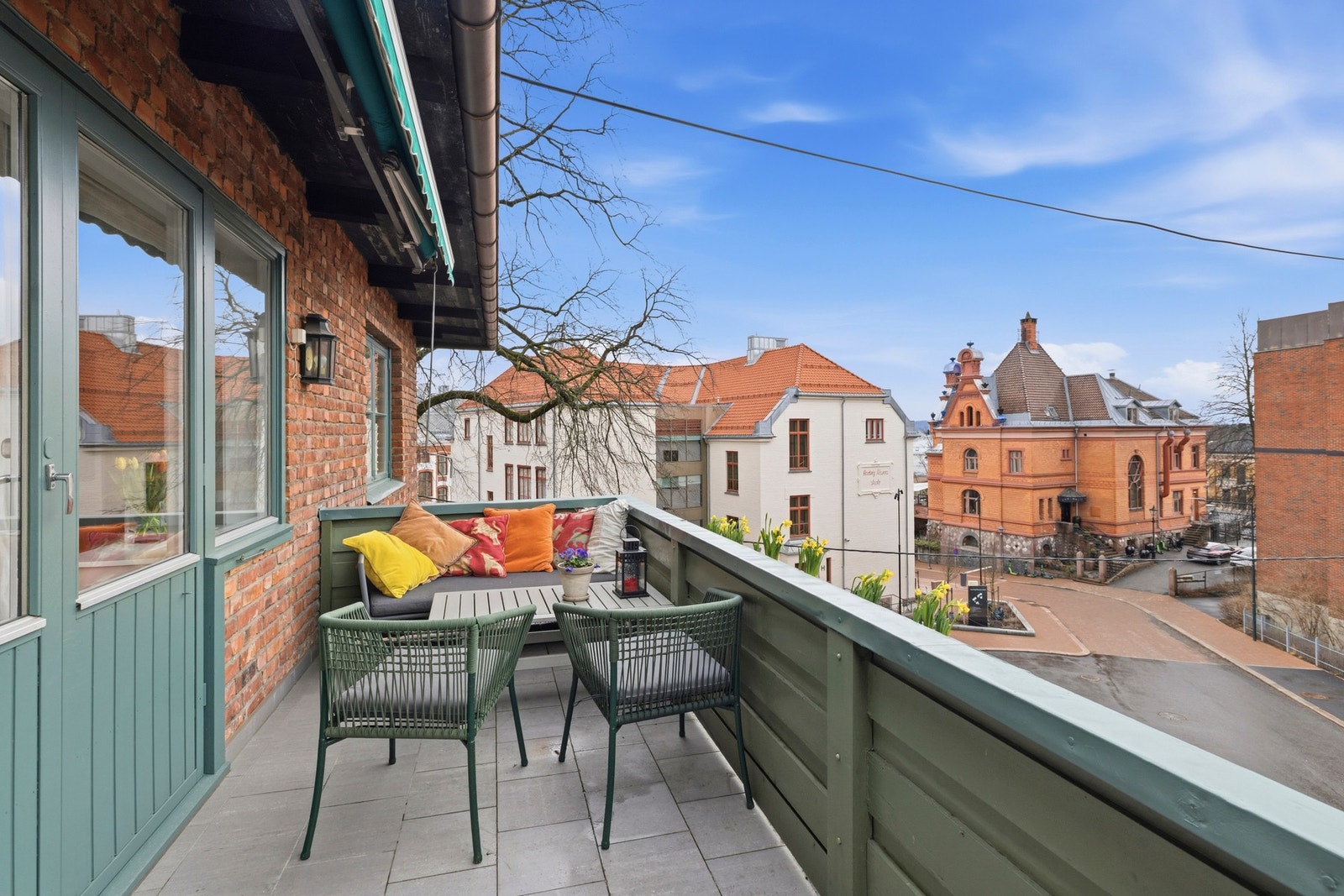 Balkongen er vestvendt og er oppmålt til ca. 8 m² Galleribilde