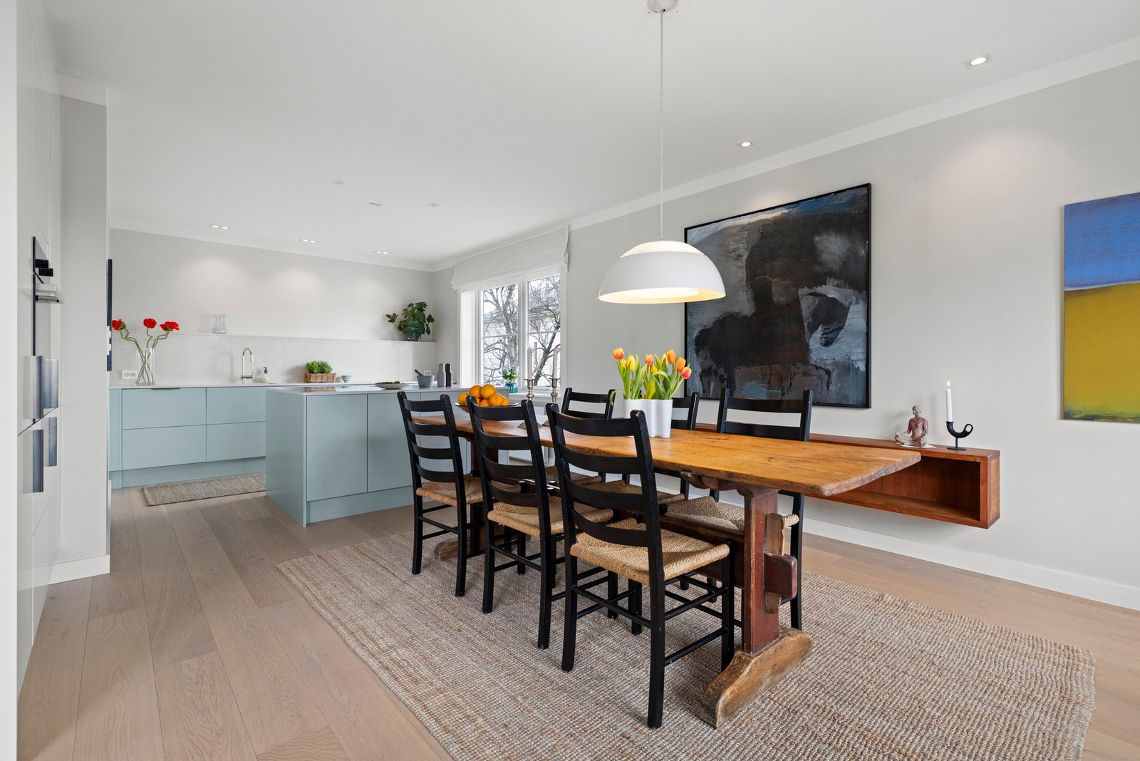 Innbydende, pent Sigdal modulkjøkken installert i 2021, med god plass til spisebord i tilhørende spisestuedel. Galleribilde