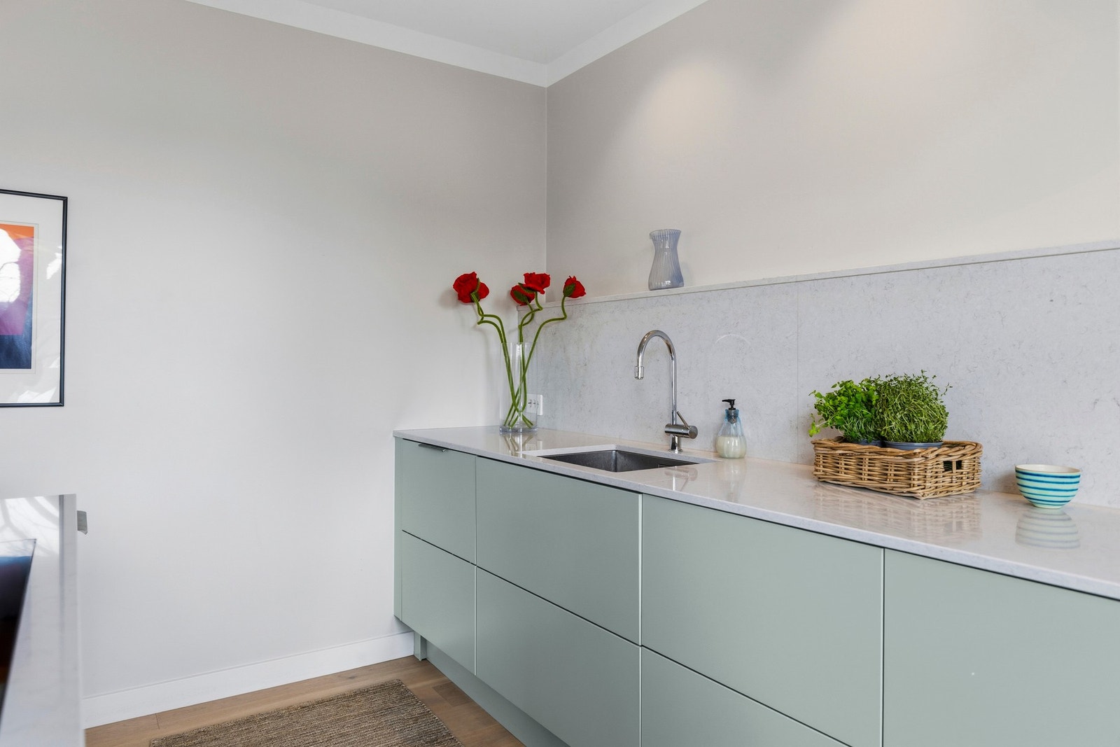 Benkeplate av stein med underlimt oppvaskkum med ett-greps blandebatteri. Det er montert komfyrvakt samt installert waterguard som lekkasjesikring til vann- og avløp samt tilkoblede apparater. Galleribilde