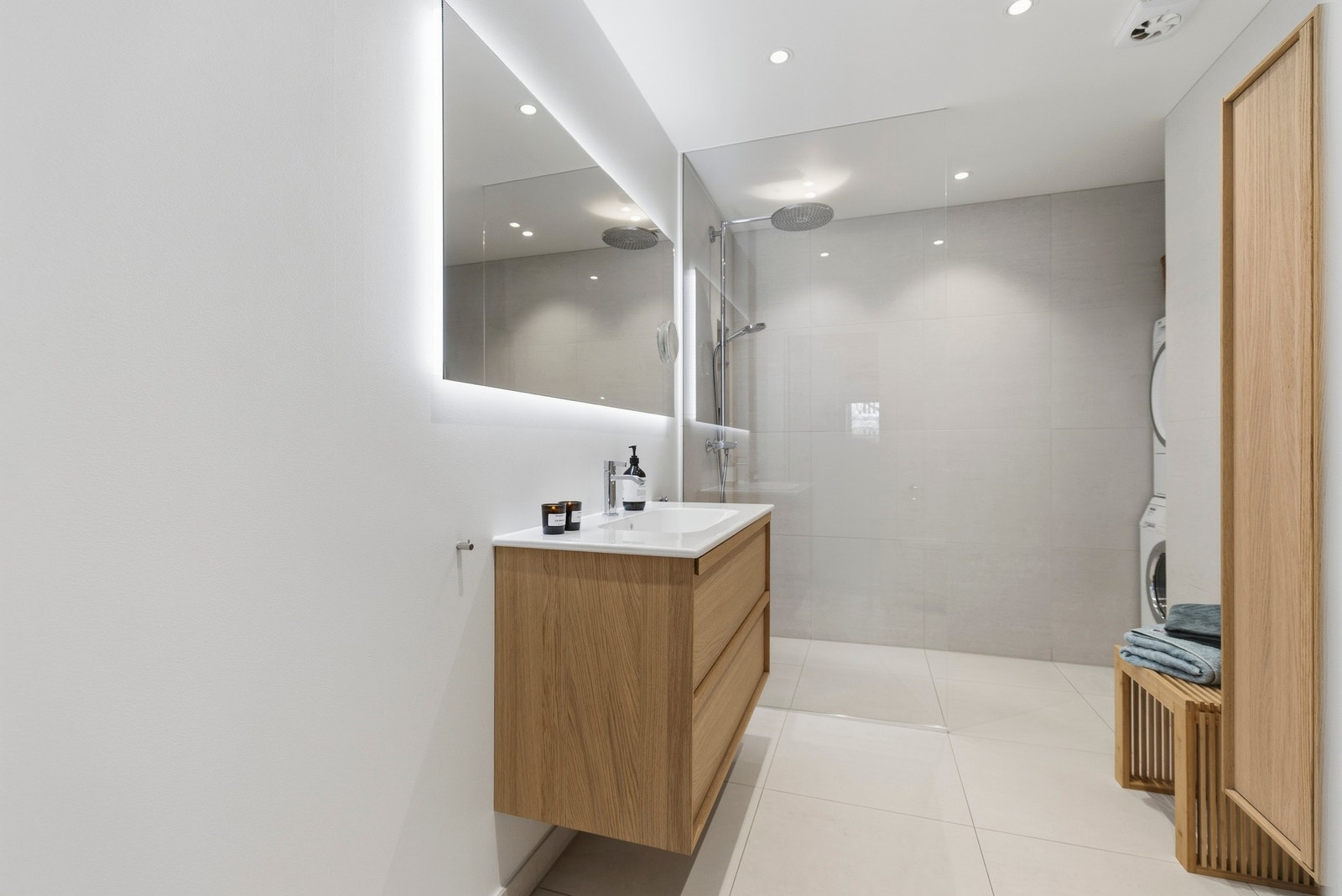 Romslig og pent flislagt bad renovert i 2021. Galleribilde