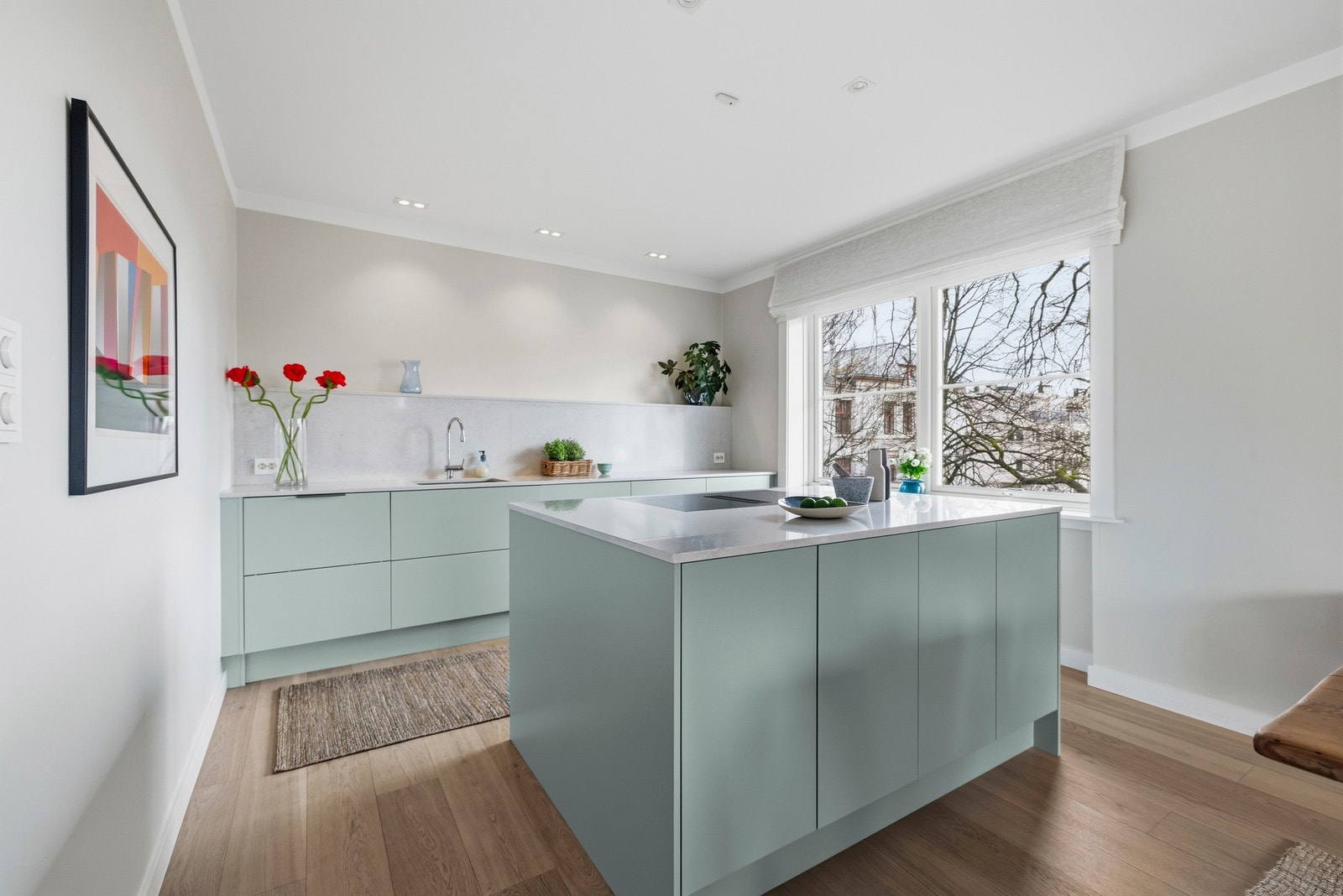 Her er det også en kjøkkenøy som skaper en naturlig overgang mellom kjøkken og spiseplass. Galleribilde