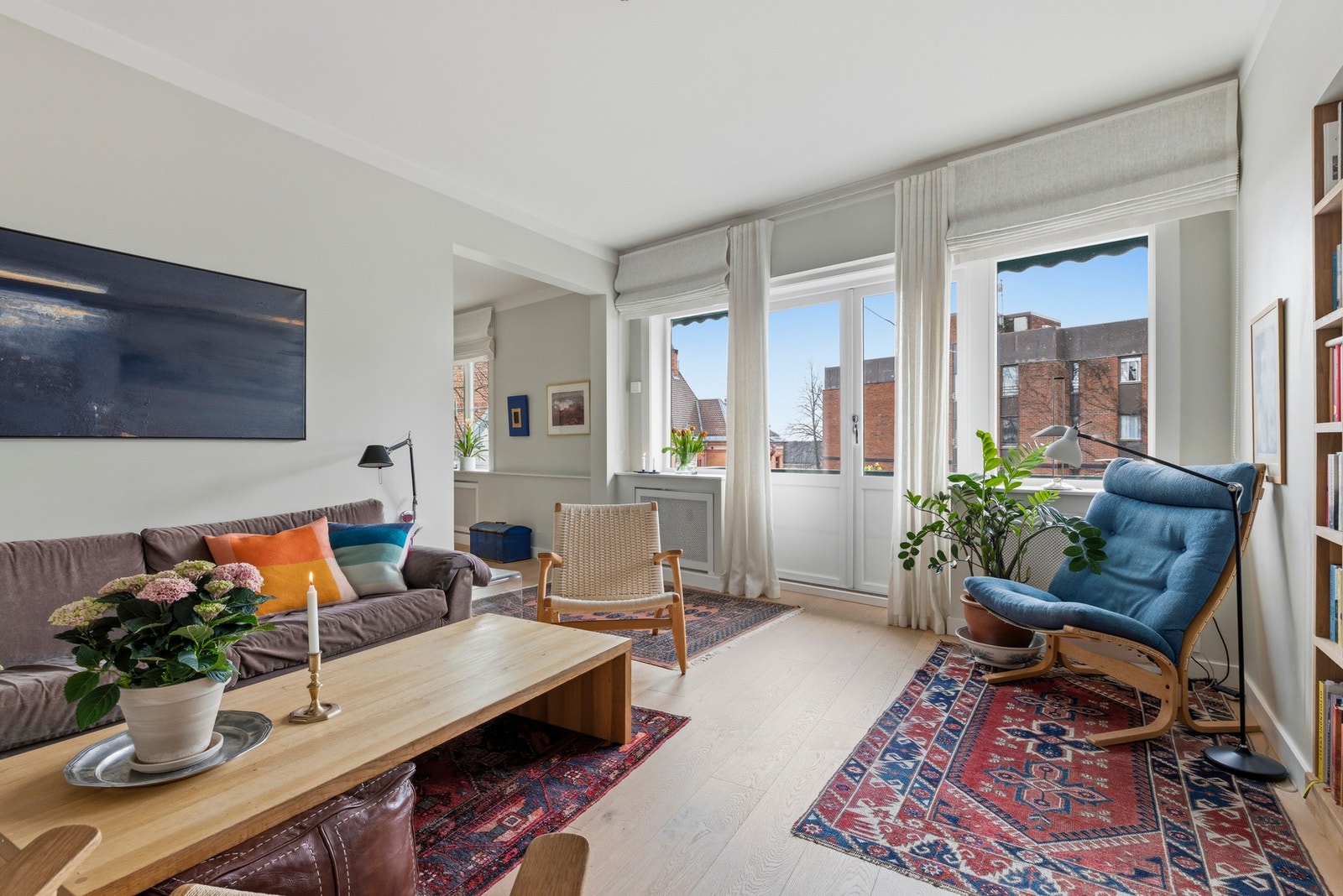 Stuen fremstår lys og luftig med gjennomgående god takhøyde og store vindusflater som slipper inn rikelig med naturlig lys. Galleribilde