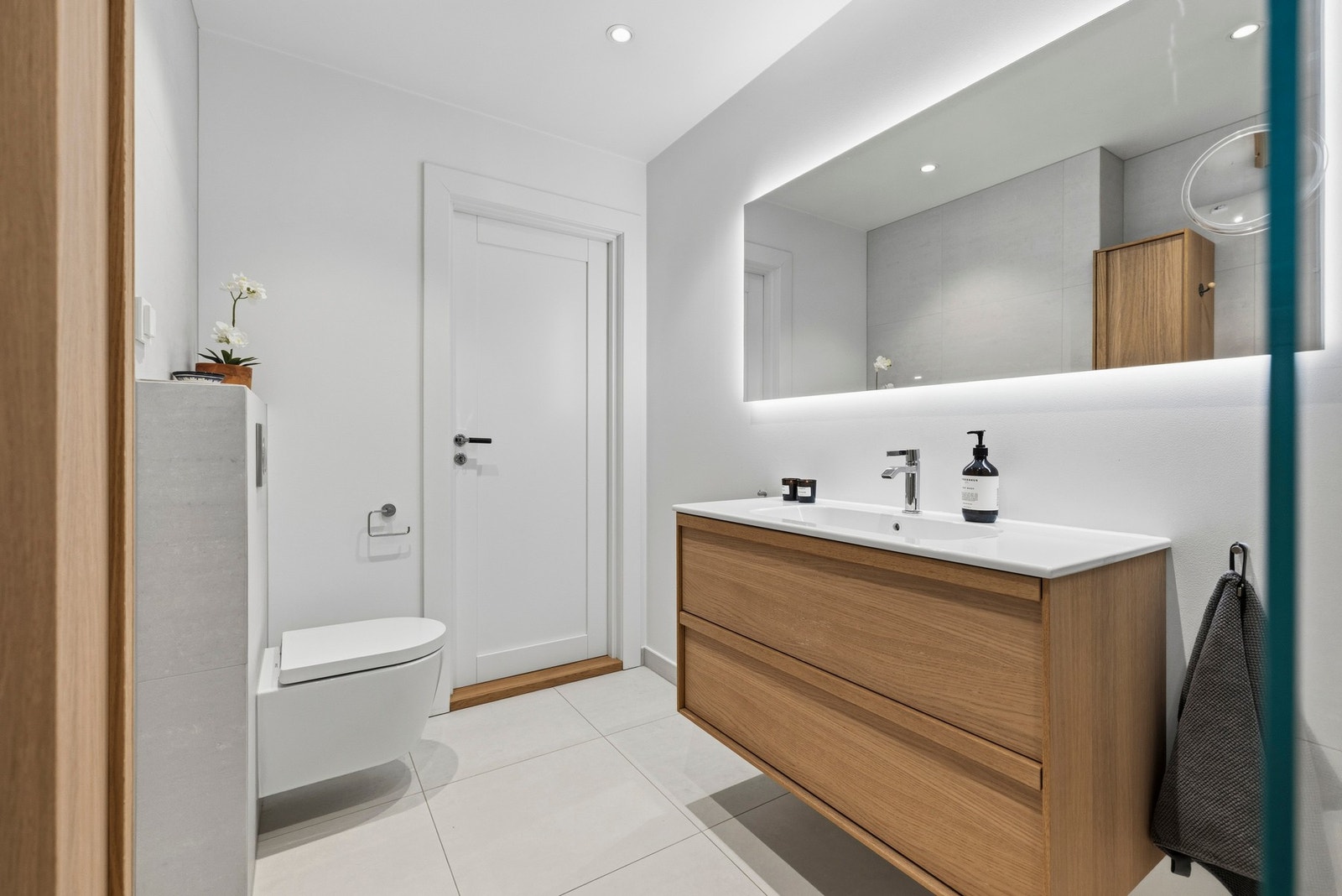 Her er det varmekabler i gulv som styres via trinnløs digital regulator. Galleribilde