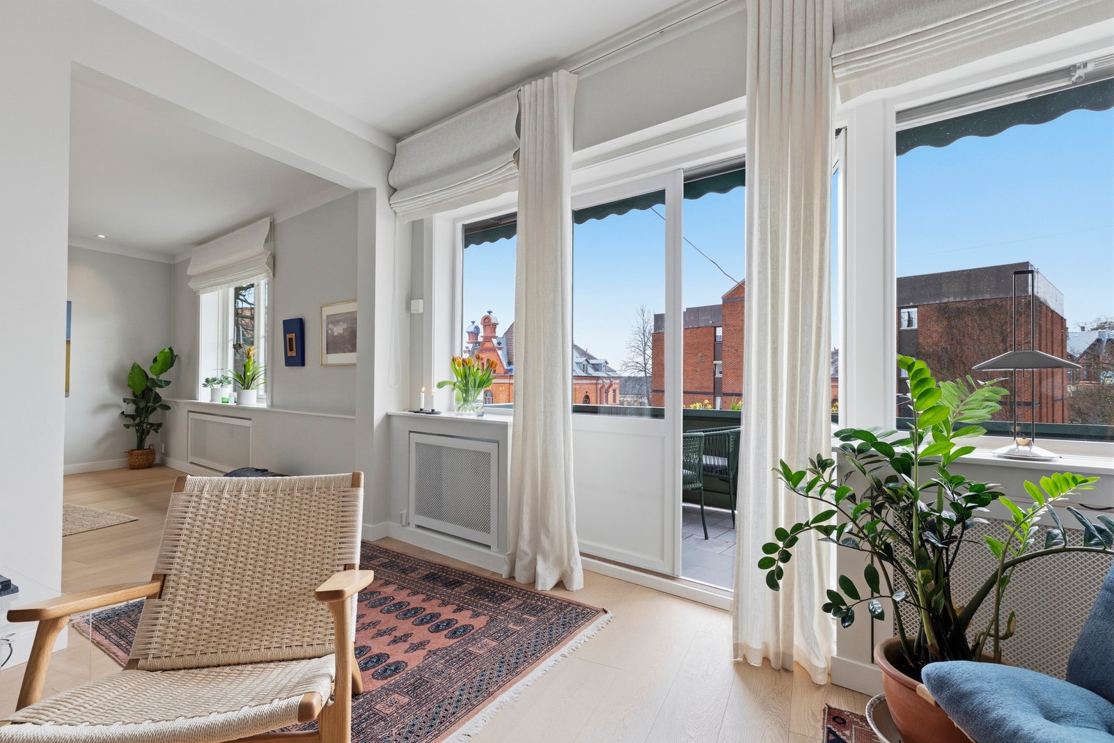 I enden av rommet er det utgang til en solrik balkong, som på sommerstid oppleves som en forlengelse av stuen. Galleribilde