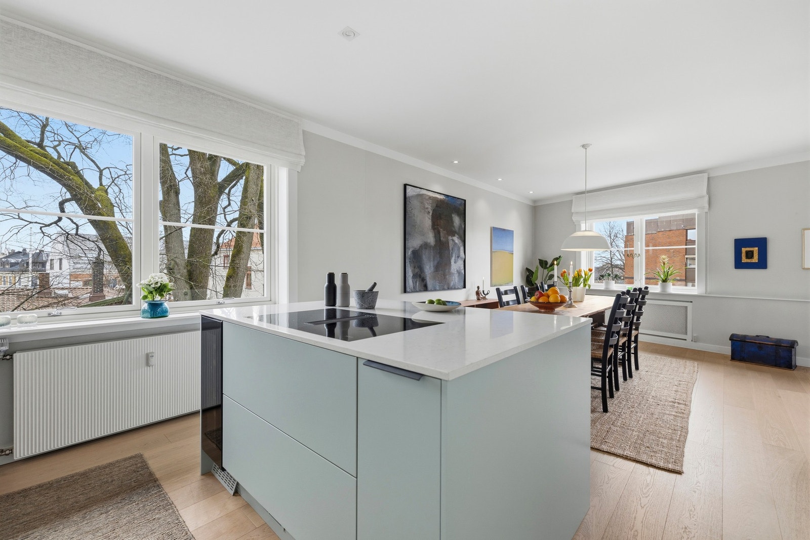 Kjøkkenet er innredet med integrerte hvitevarer som platetopp, stekeovn, vinskap, kjøl/frys og oppvaskmaskin. Galleribilde