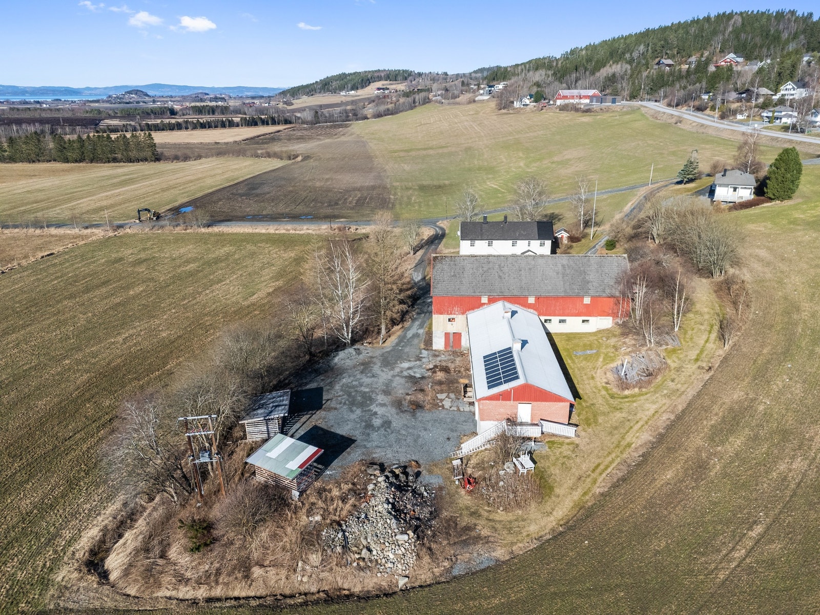 Solcelleanlegg montert på fjøs. Det er også lagt opp egen inngang i enden av fjøset til et stort hobbyrom som er etablert. Galleribilde