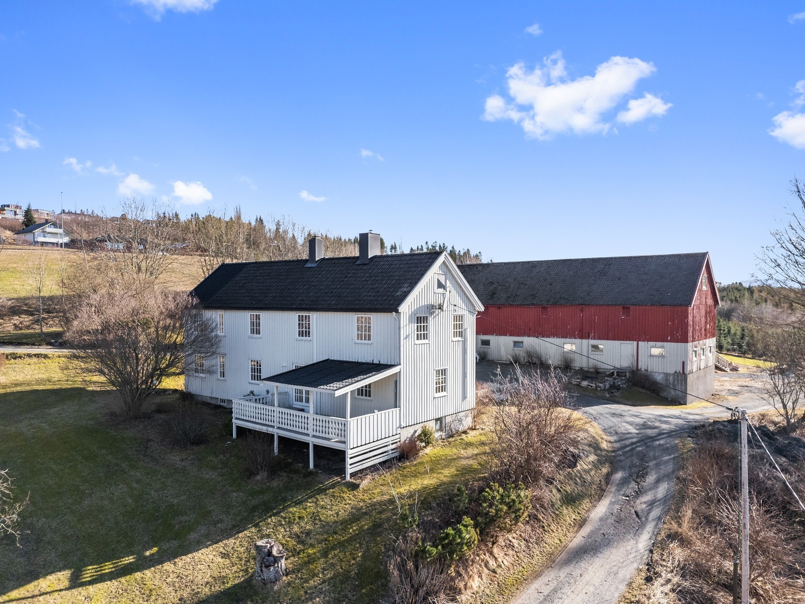 To tilkomstveier til eiendommen fra hovedvei. Galleribilde