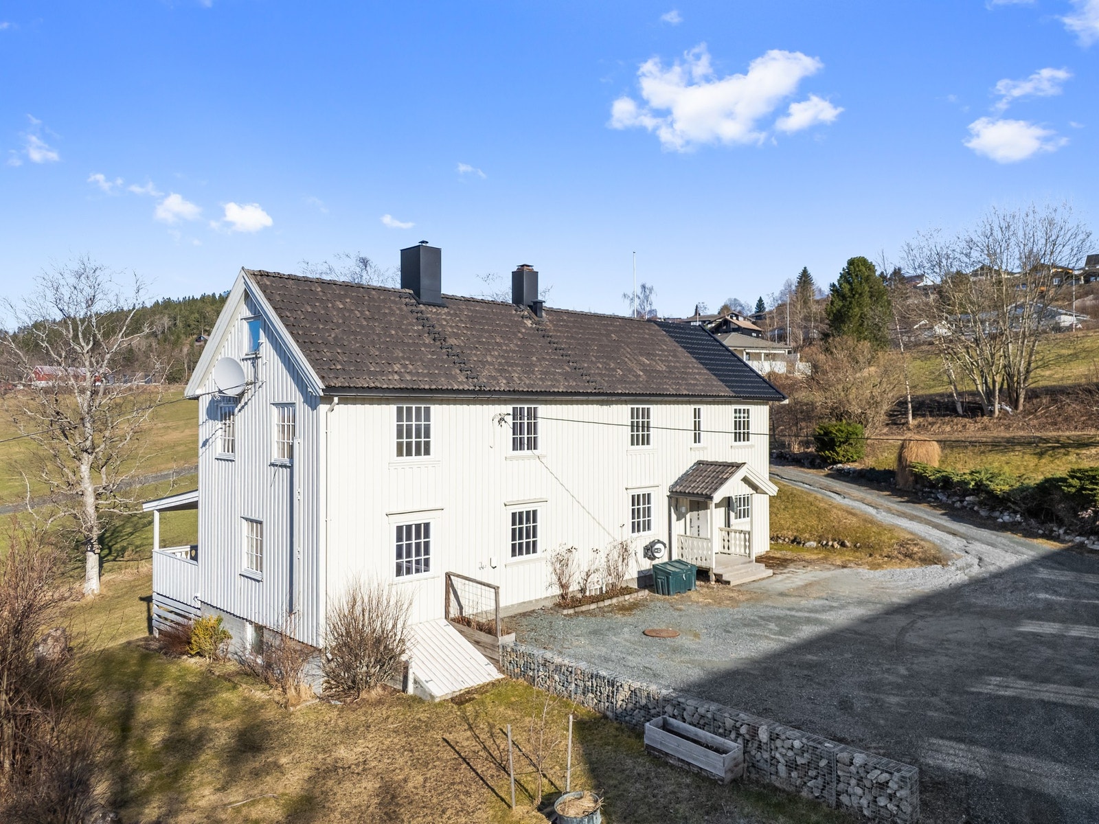 Fasaden på våningshus. Boligen fremstår godt vedlikeholdt. Galleribilde