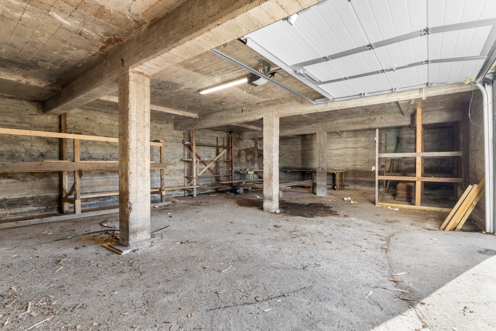 Stort lagerrom under deler av fjøs. Galleribilde