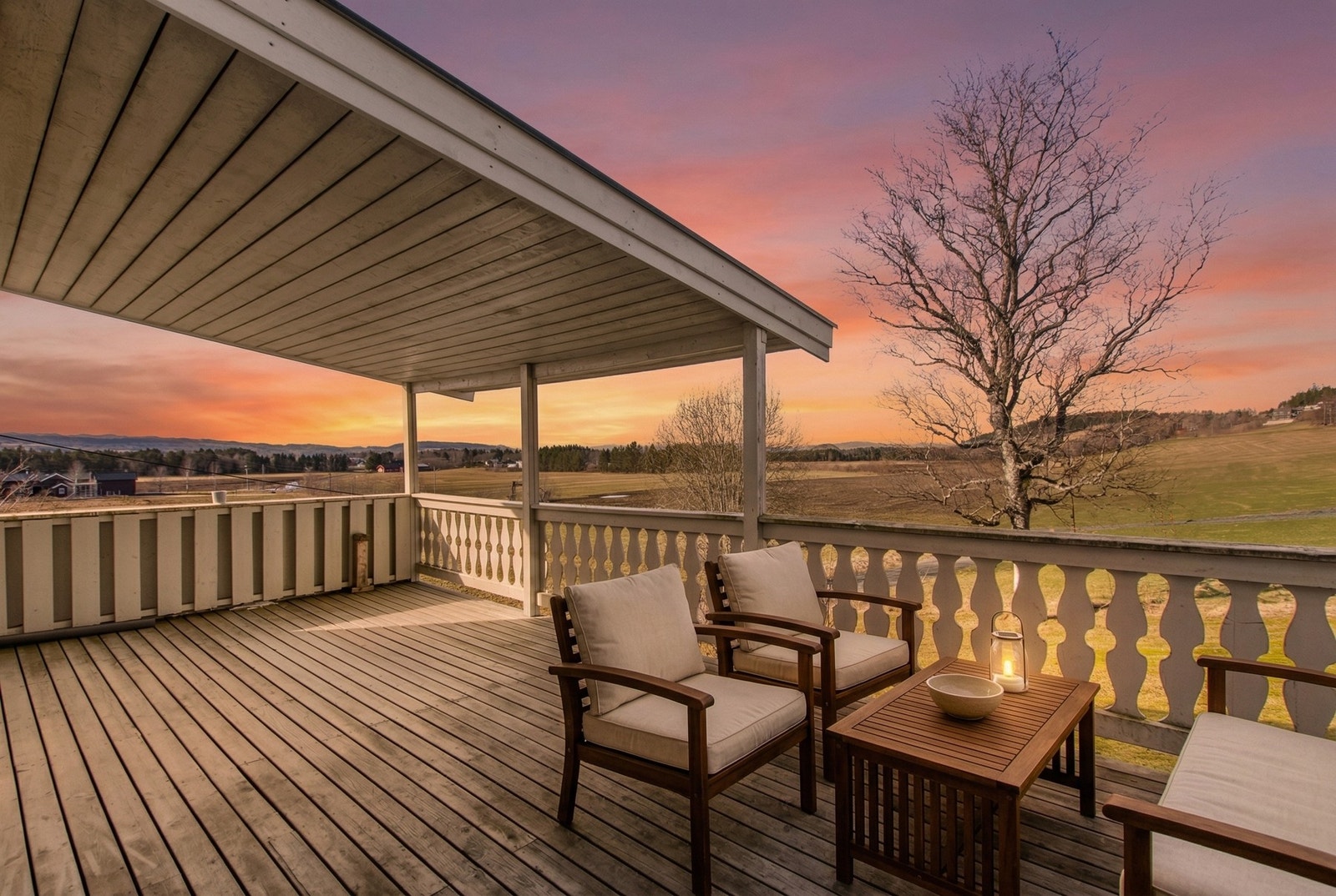 Flott utsikt fra en stor veranda som ligger vestvent og med utgang fra stue. Galleribilde
