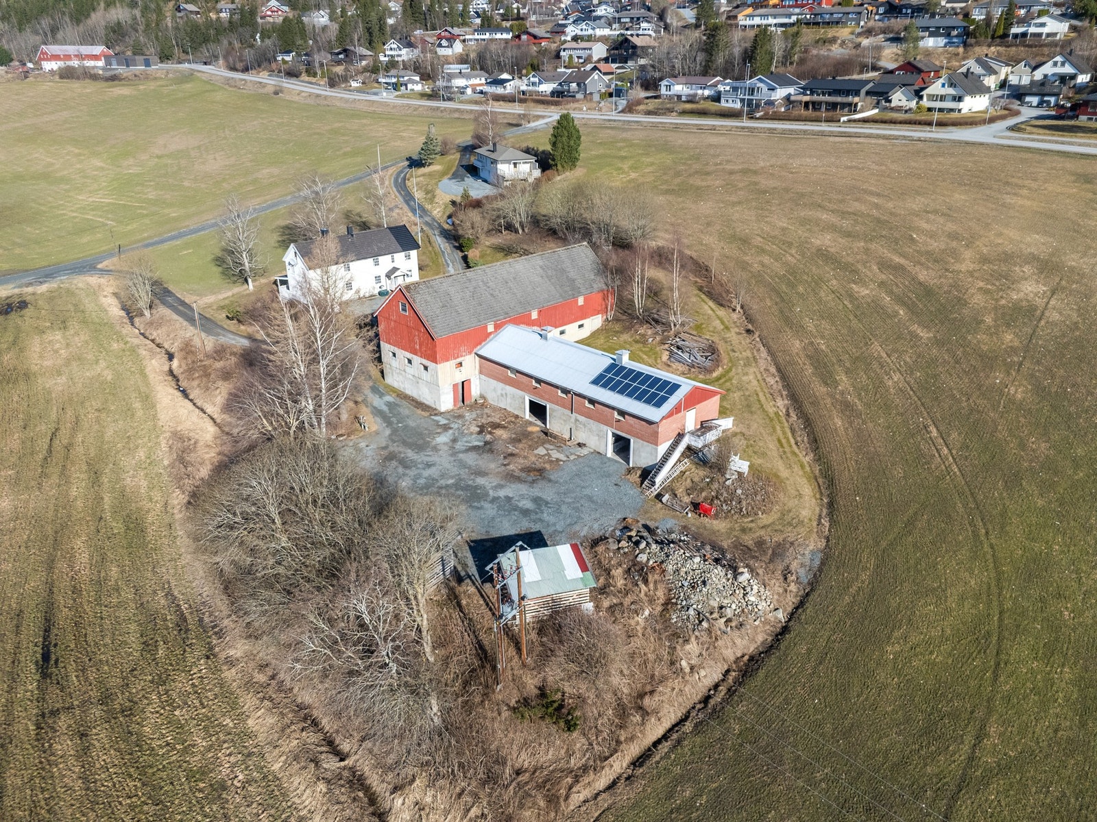 Stor plass på nedsiden av fjøset, samtidig som man har en romslig gårdsplass. Galleribilde