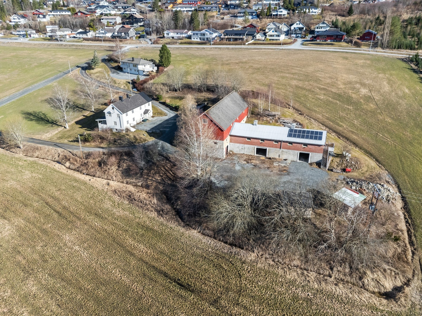 Eiendommen strekker seg helt fra veien slik at det følger med dyrket mark. Galleribilde