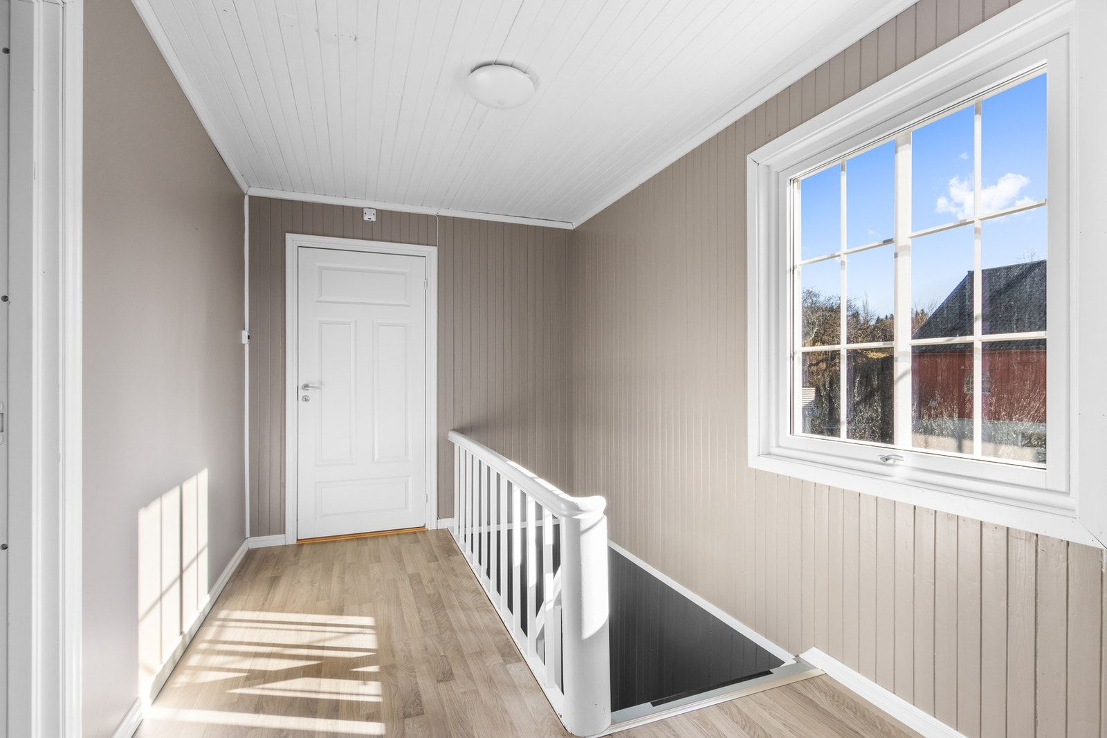 Trappe nedgang i "gammel" del. Galleribilde