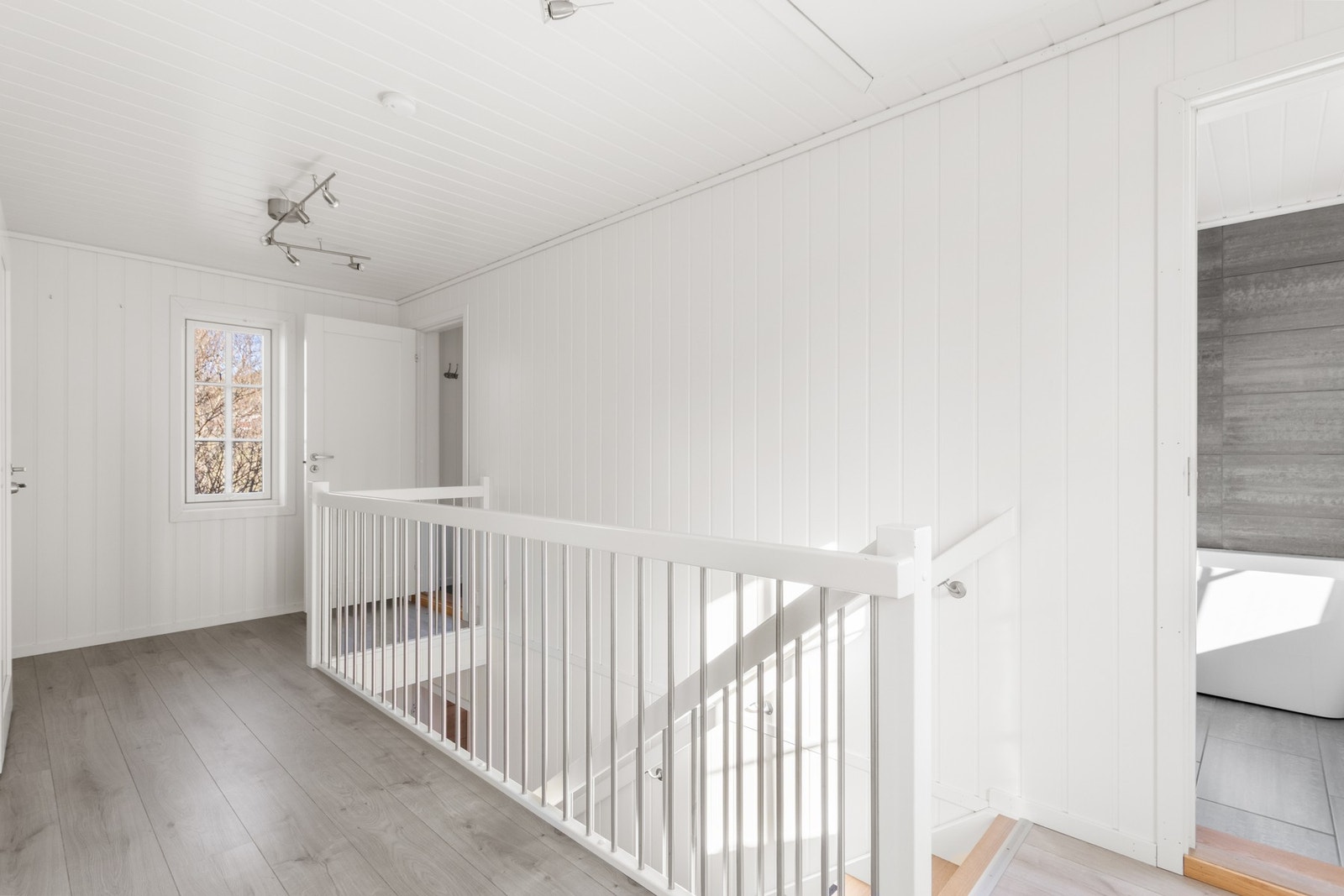 Trappe nedgang fra påbygd del. Bad til høyre og garderobe til venstre. Galleribilde