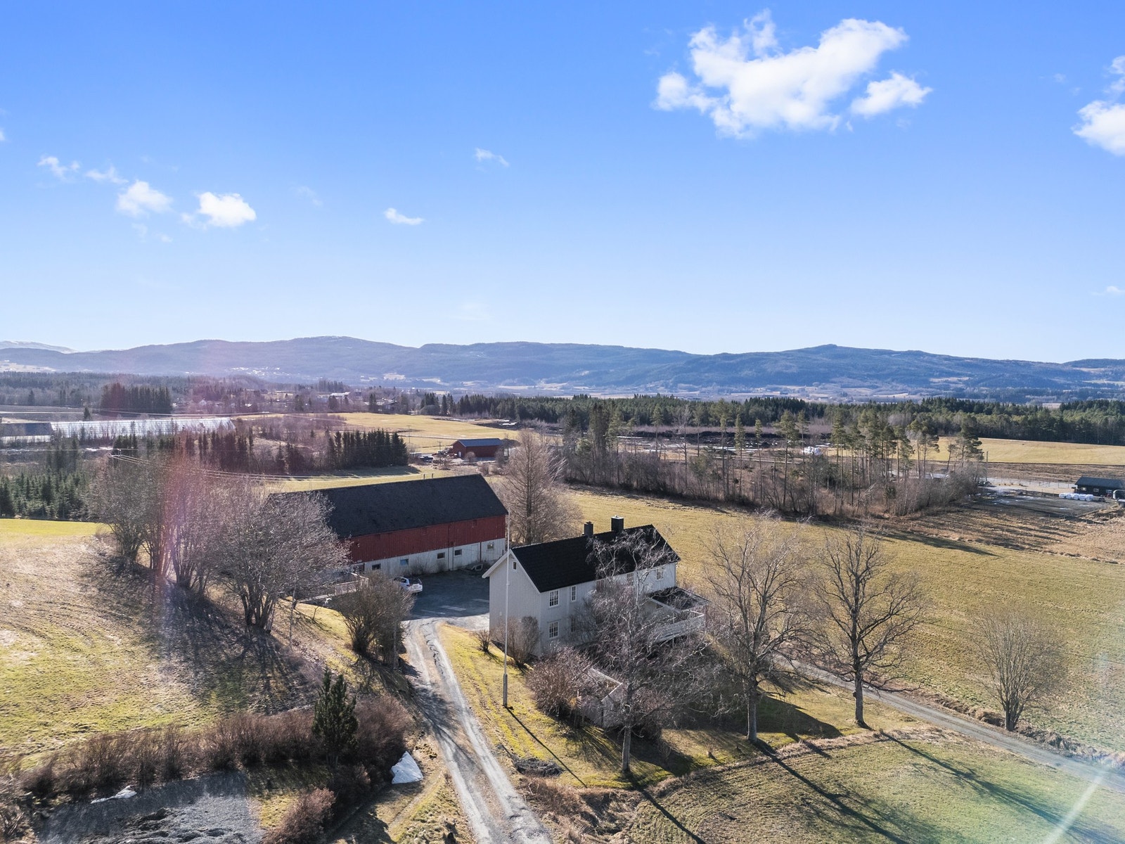 Når det lauves ut så har du nesten ikke innsyn på gården. Galleribilde