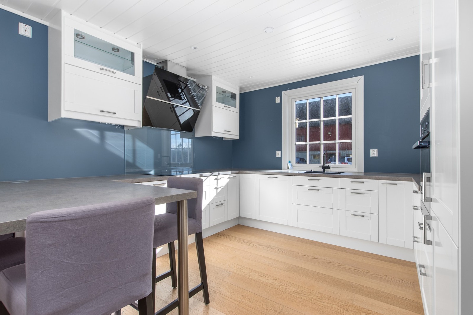 Romslig kjøkken med innbygd hvitevarer. Oppusset i 2016. Galleribilde