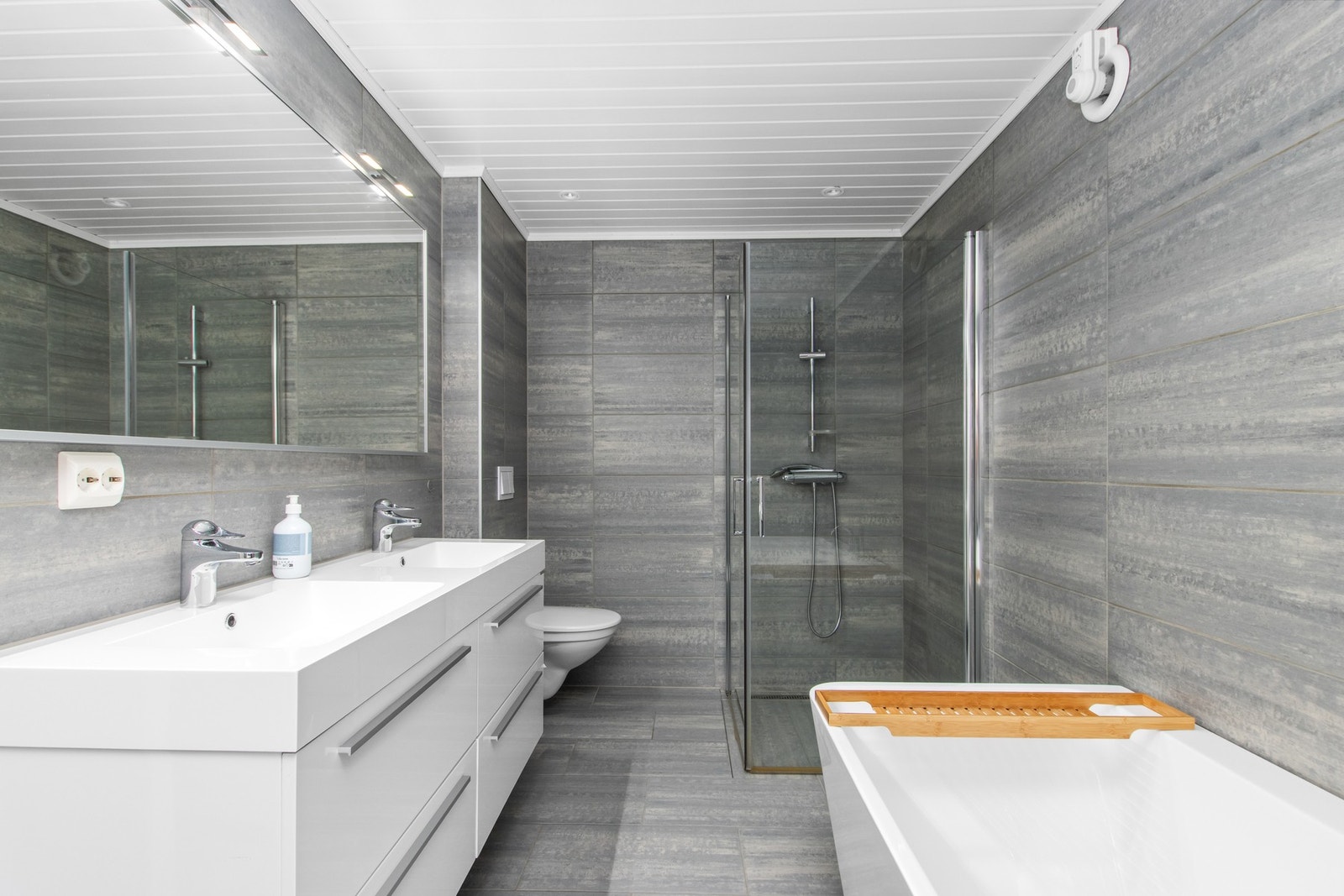 flott flislagt bad med både dusjhjørne og badekar. Galleribilde