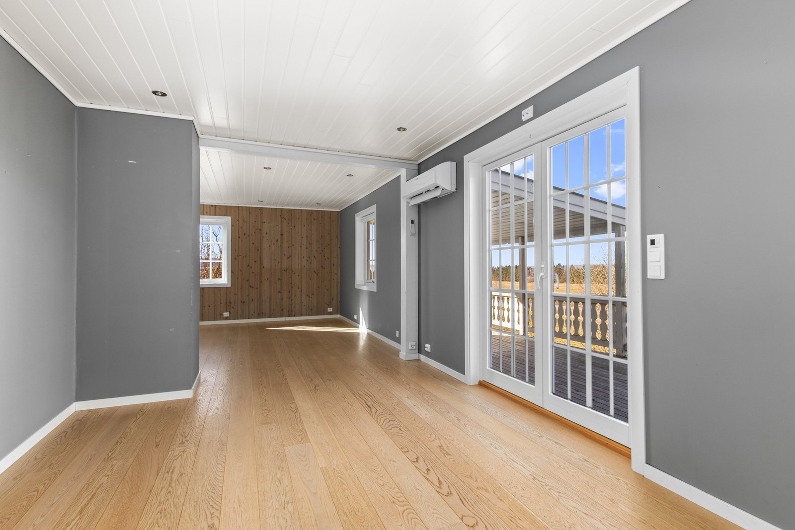 Stue sett fra kjøkkendel. Utgang til veranda til høyre. Varmepumpe montert. Galleribilde