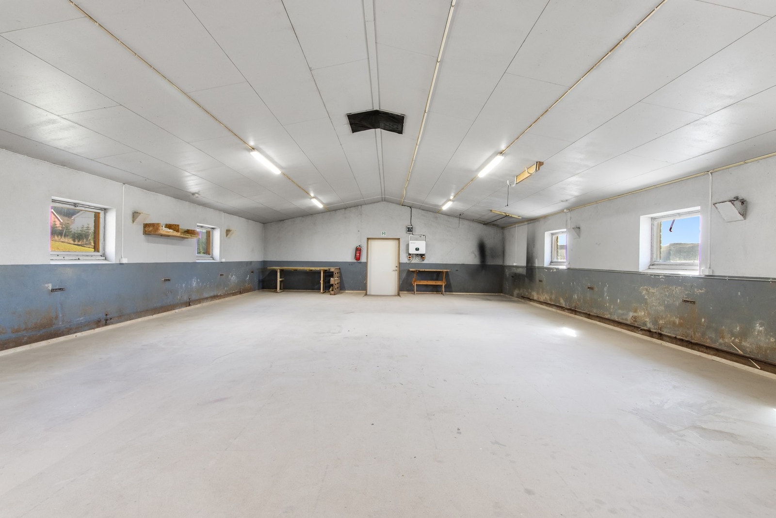 Arbeidsrom/hobbyrom på ca 105 kvm. Det er lagt opp godt med strømkurser langs veggene. Galleribilde