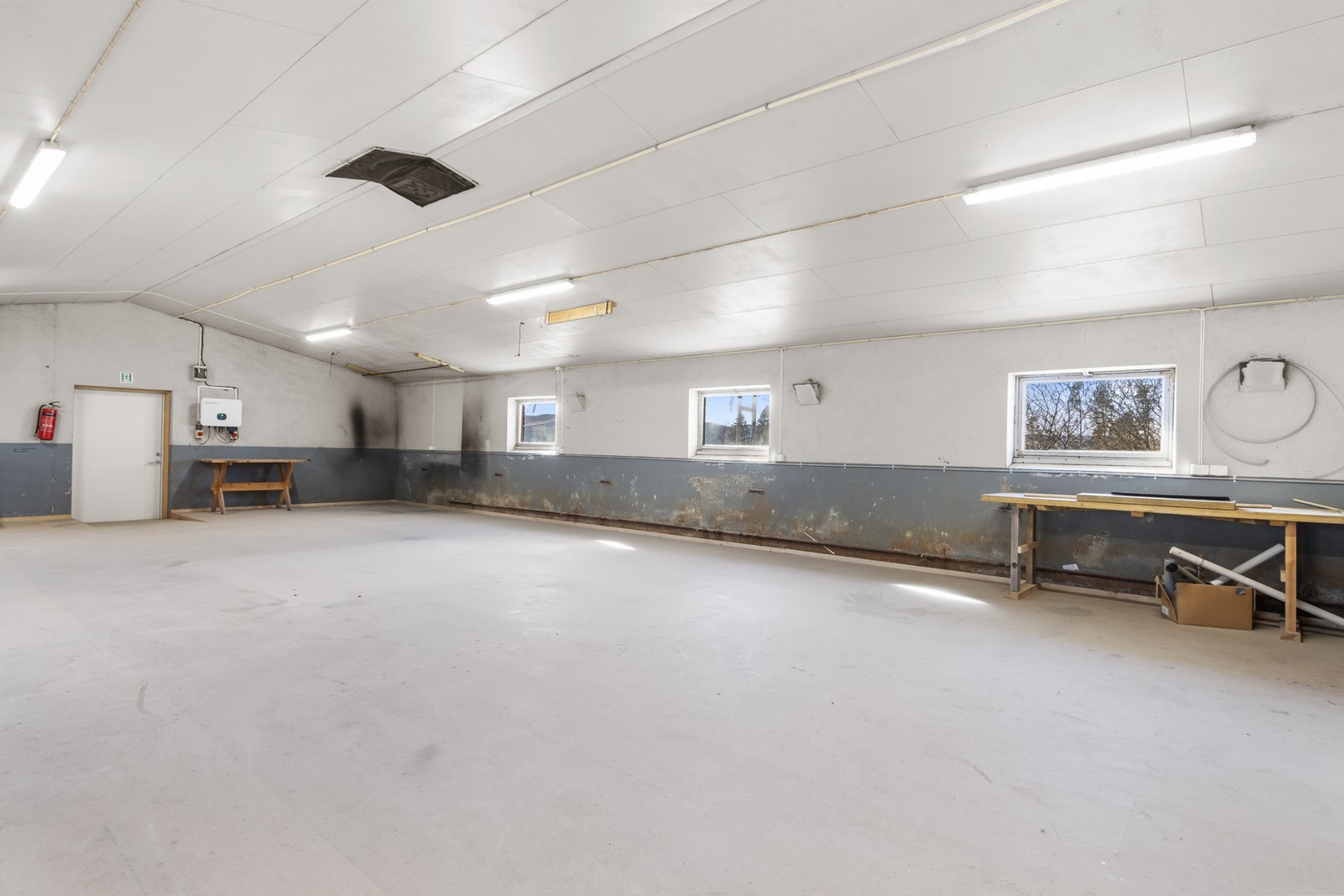 Arbeidsrom/hobbyrom på ca 105 kvm. Egen inngang fra tværrende på fjøset. Galleribilde