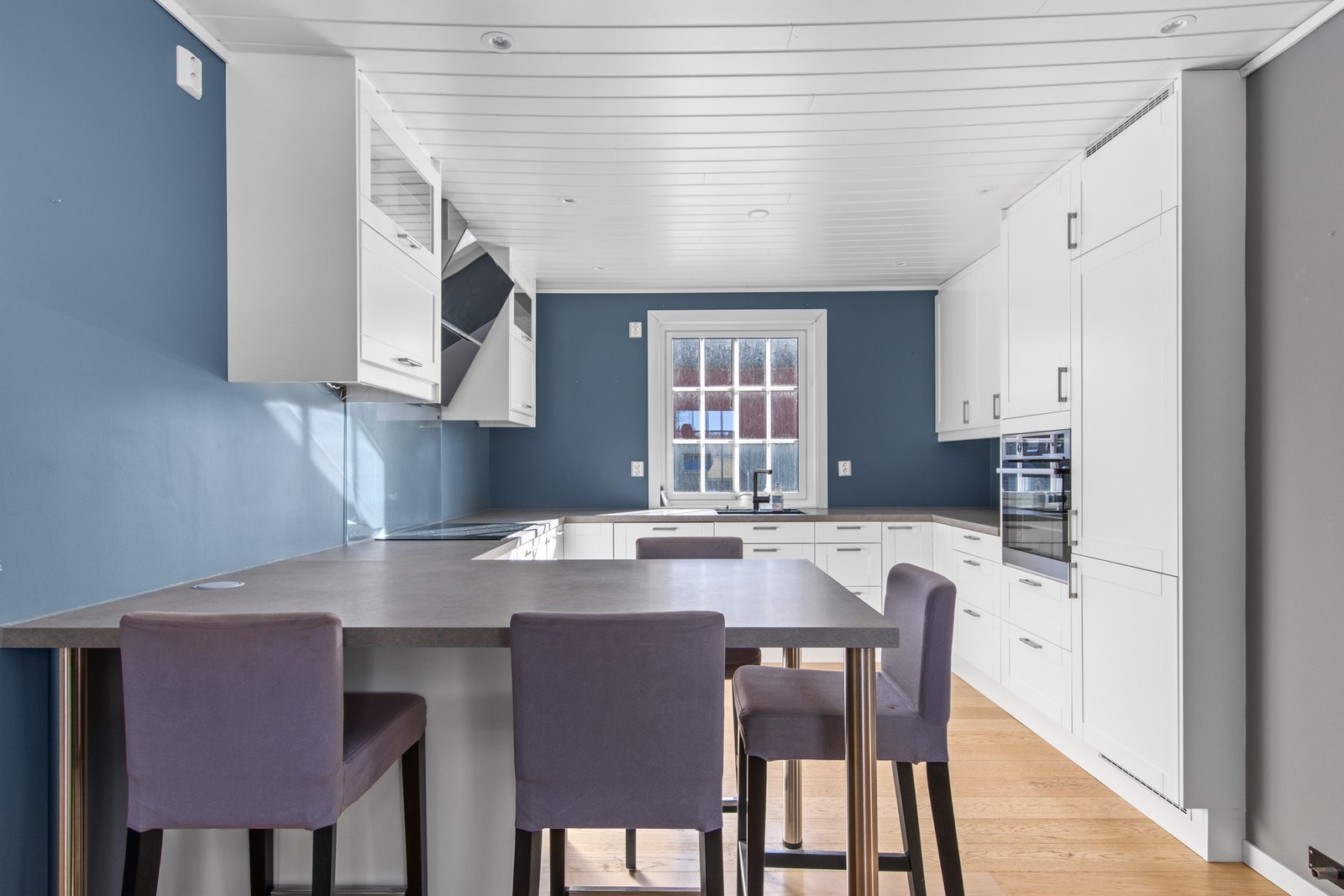 Romslig kjøkken med innbygd hvitevarer. Oppusset i 2016. Galleribilde