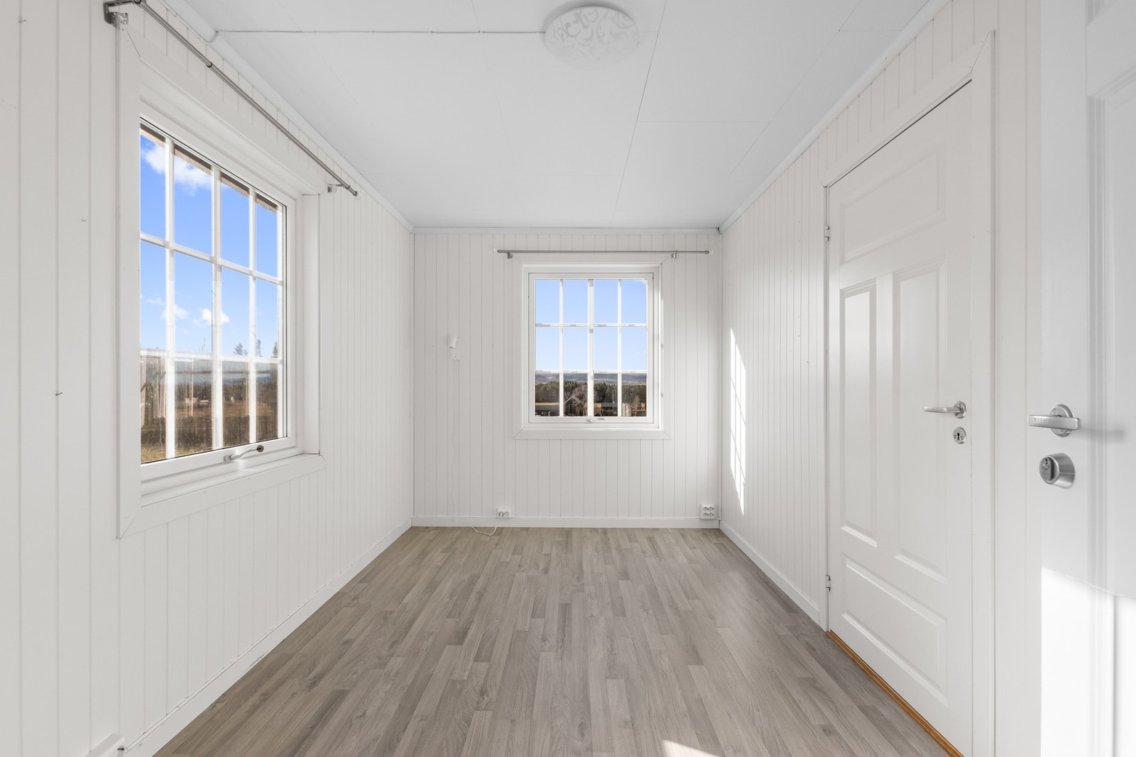 Et av 5 soverom. Tidligere eier hadde 4 soverom og loftstue. Galleribilde