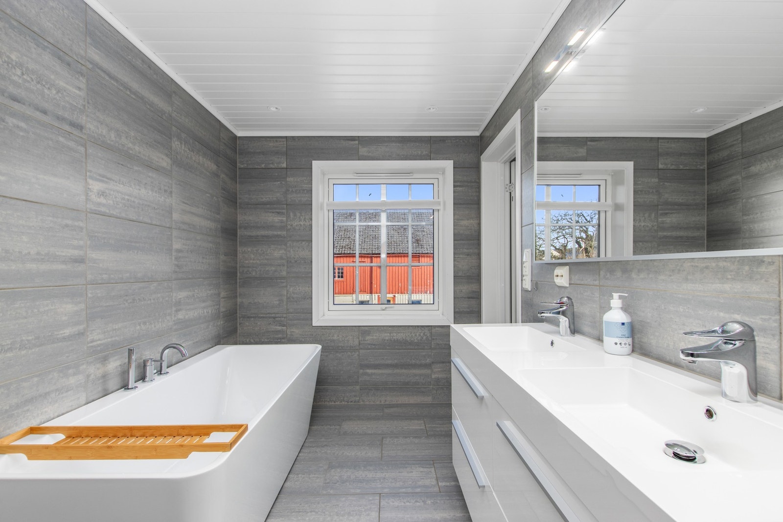 Flislagt bad fra 2016. Praktisk med dobbel vask. Galleribilde