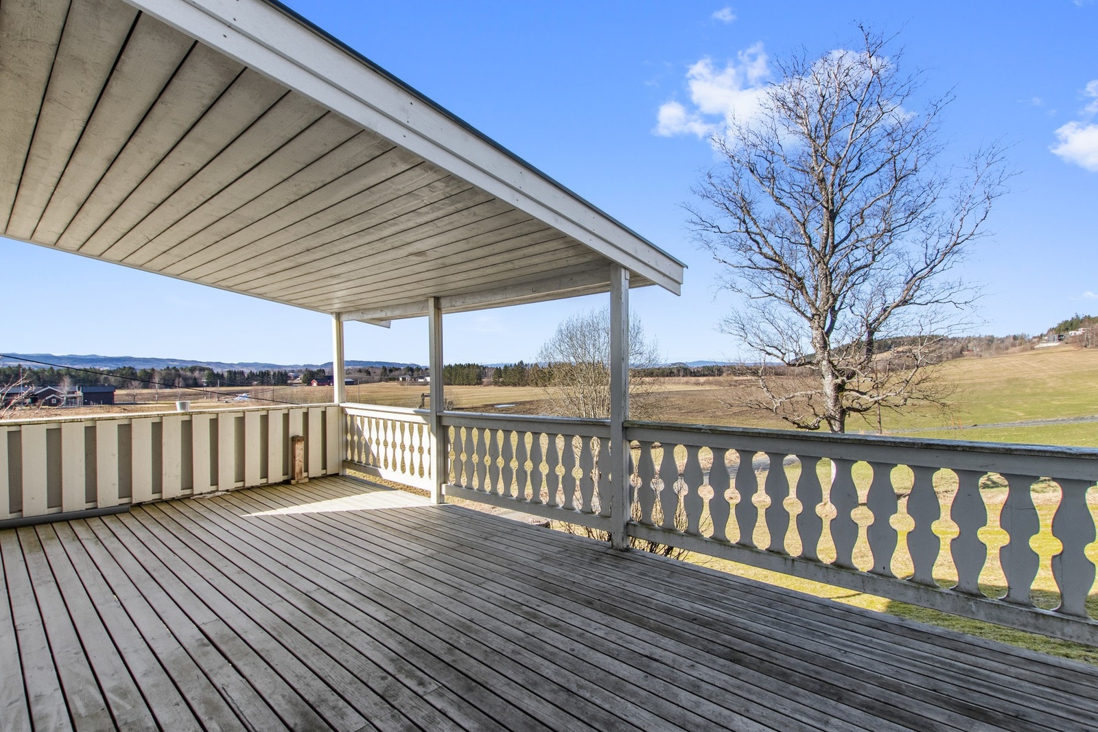 Takoverbygd vestvendt veranda. Galleribilde