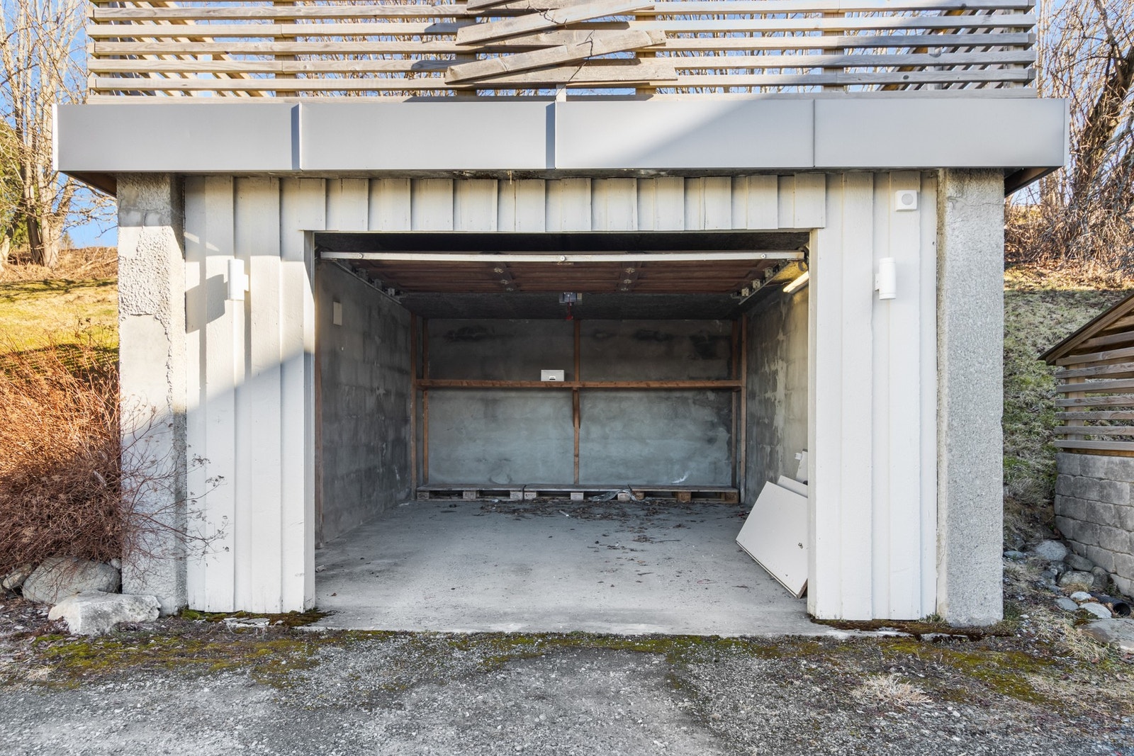 Bil garasje med takterrasse. Denne ligger på tunet mellom fjøs og våningshus. Galleribilde