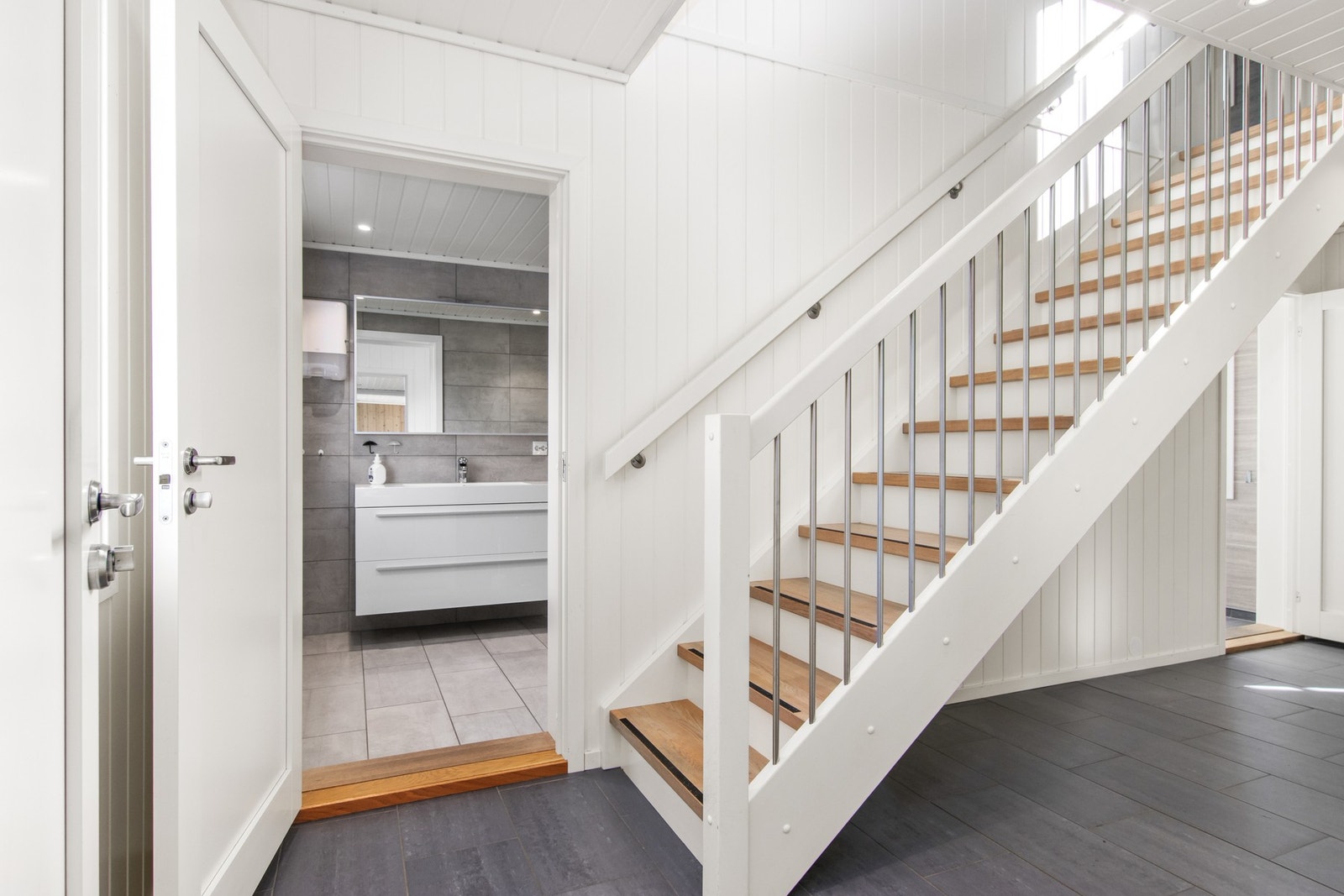 Trappeoppgang i påbygd del. Badet er rett frem og vaskerommet til høyre. Galleribilde