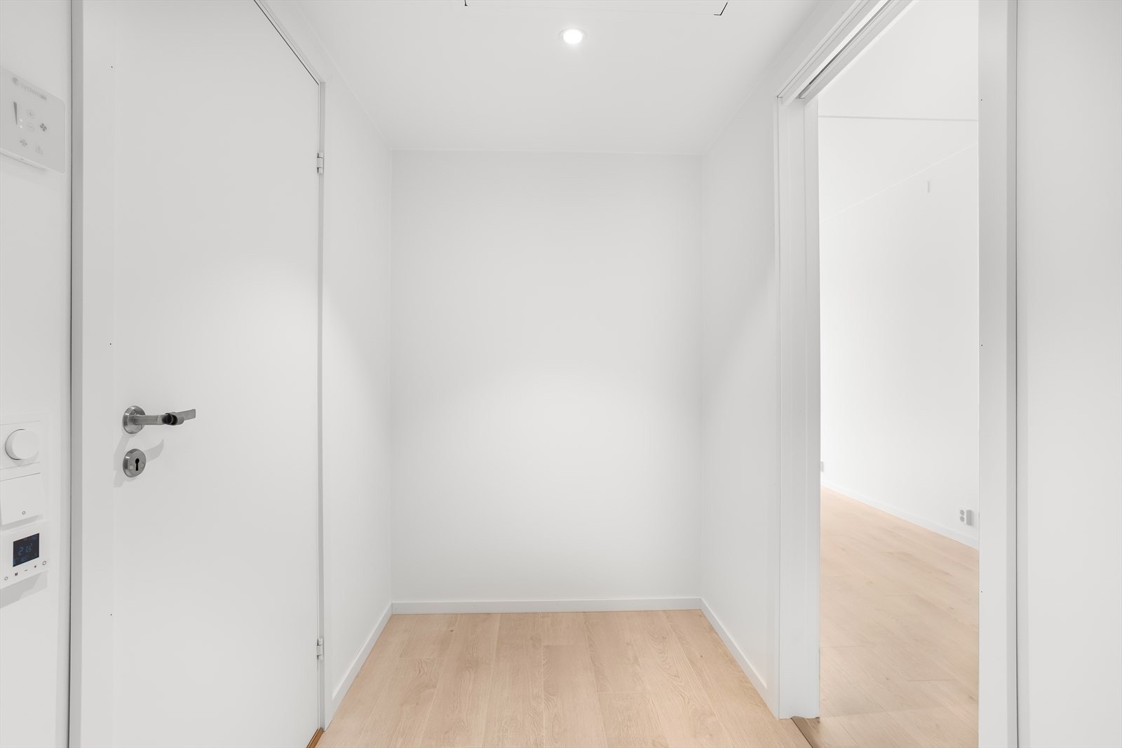 Lys entré med mulighet for oppheng av yttertøy og plassering av sko. Galleribilde
