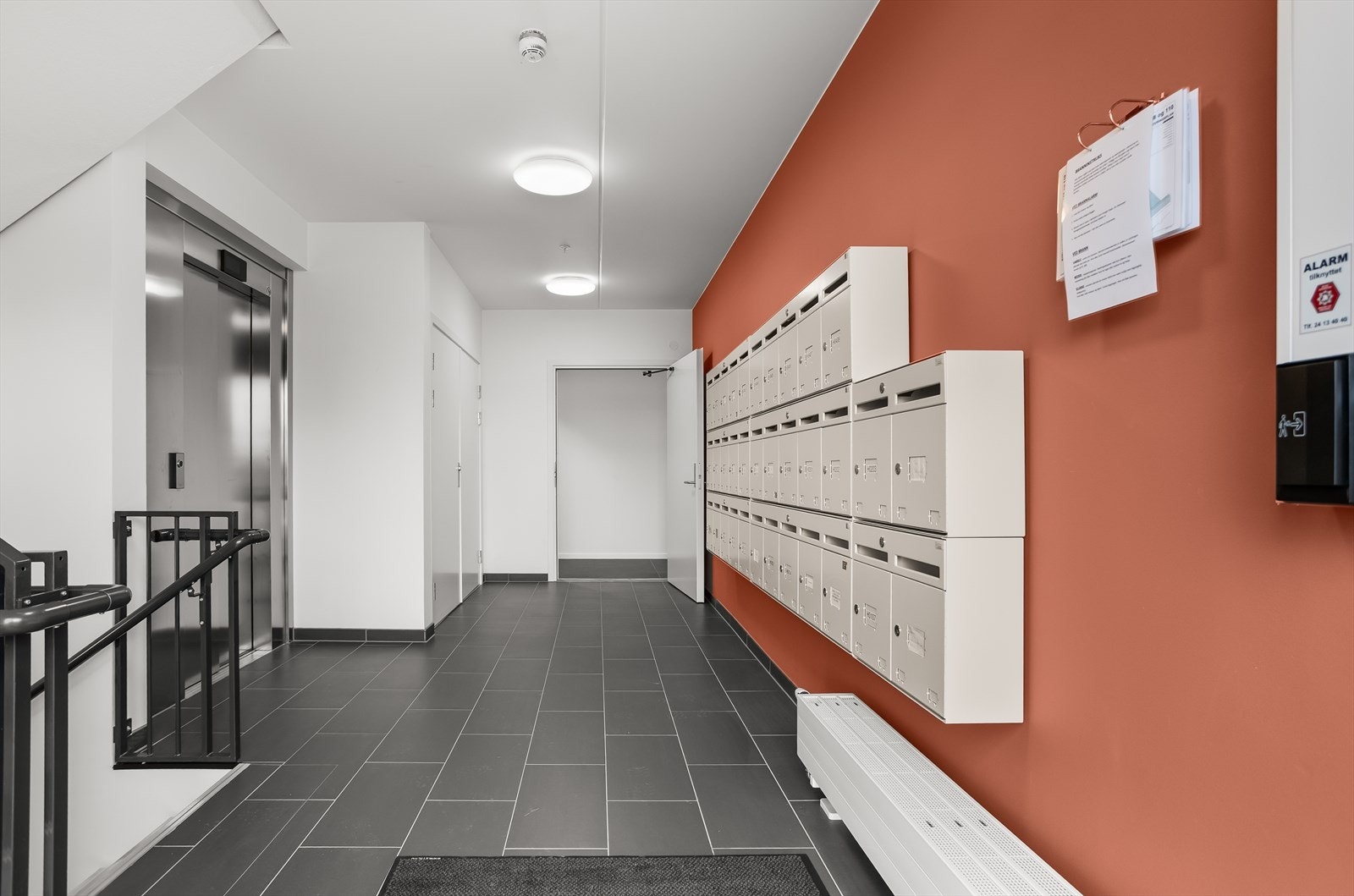 I fellesarealene er det heis ned til garasjekjeller med sykkelparkering og boder. Galleribilde