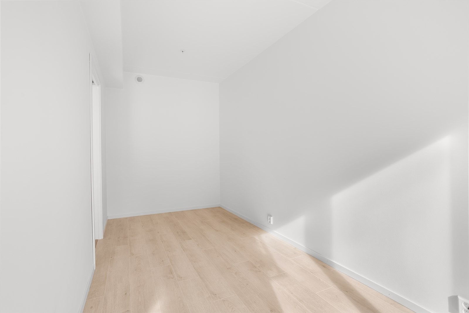 Soverommet har stor plass til dobbeltseng med tilhørende nattbord, samt garderobeløsning og kommode. Galleribilde