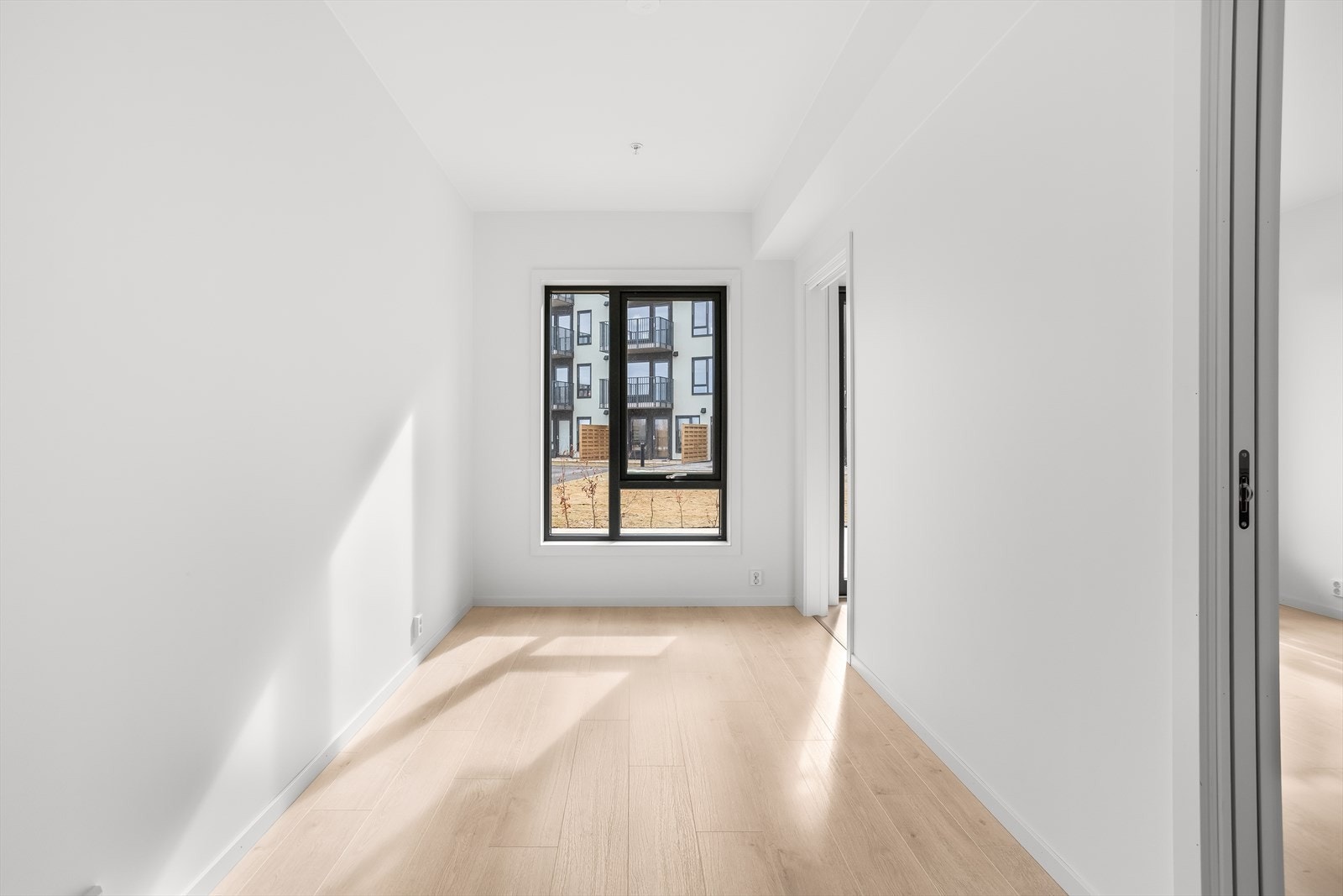 Innbydende soverom av god størrelse og med to inngangsdører. Galleribilde