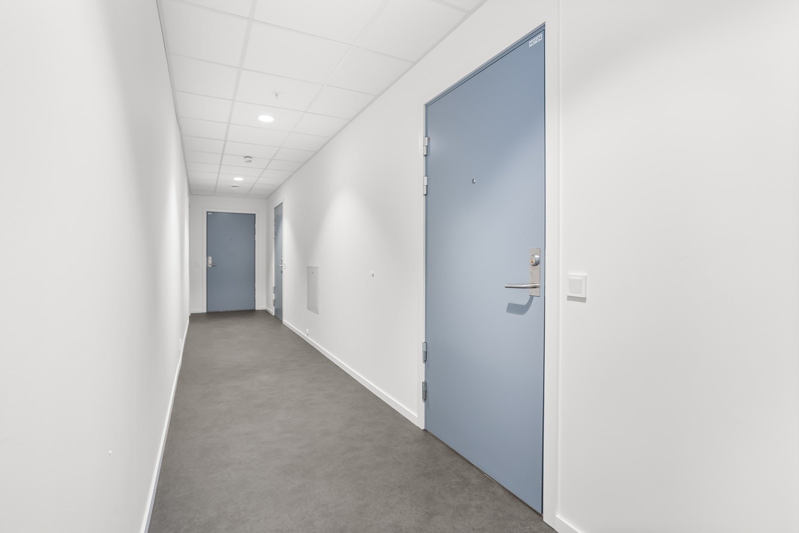 Adkomst til leiligheten via fellesgang. Galleribilde