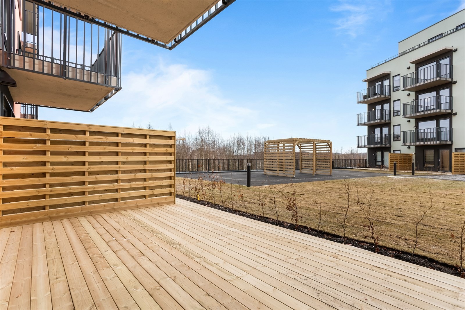Terrassen fungerer som en forlengelse av stuen i sommerhalvåret. Galleribilde