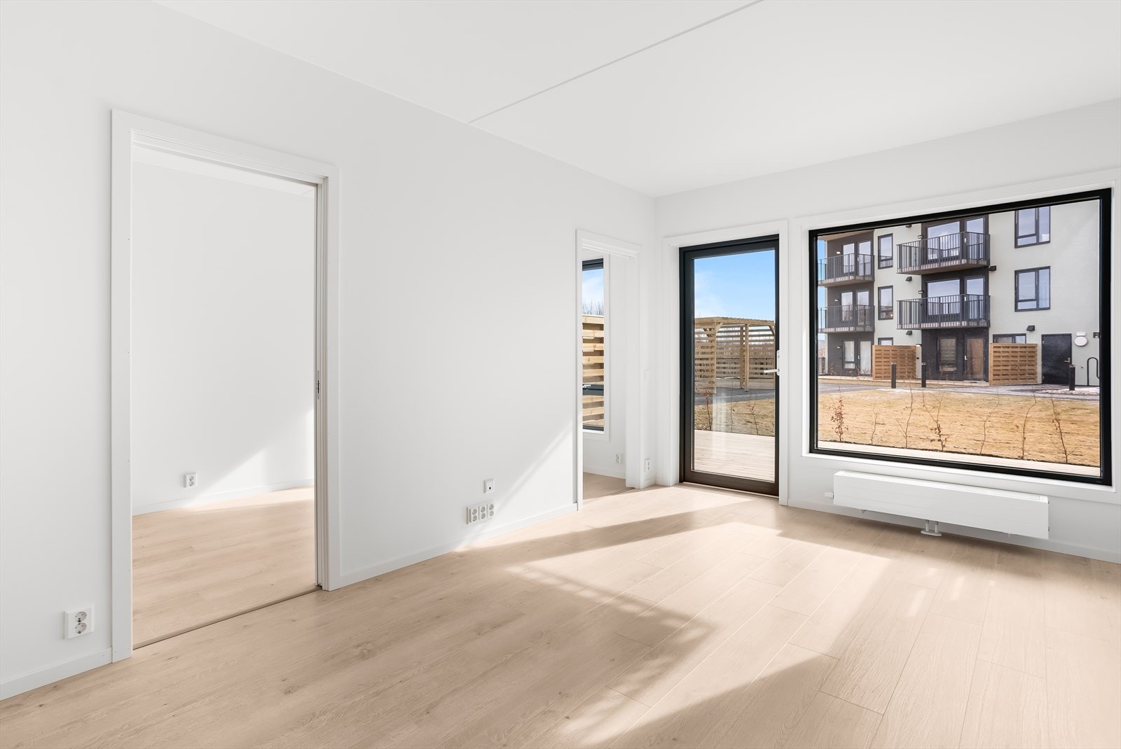 Svært hyggelig stue med utgang til terrasse og med stor vindusflate. Galleribilde